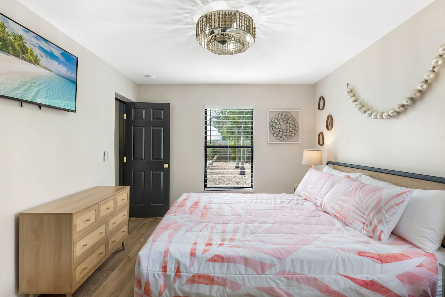King Suite 4 with ensuite Bathroom, New Memory Foam Mattress, 40-in TV
