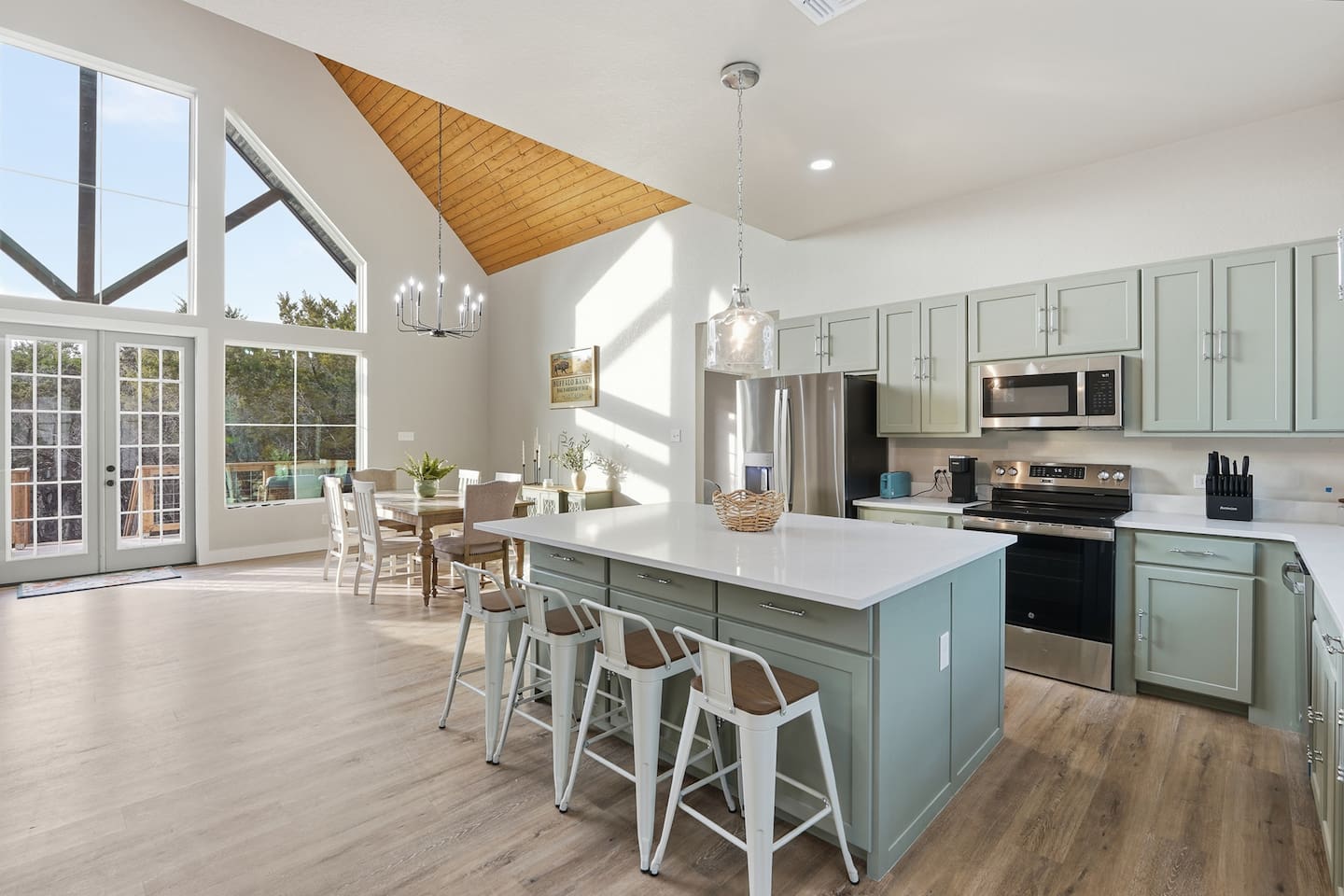 Bright, fully equipped kitchen designed for shared meals and easy entertaining.
