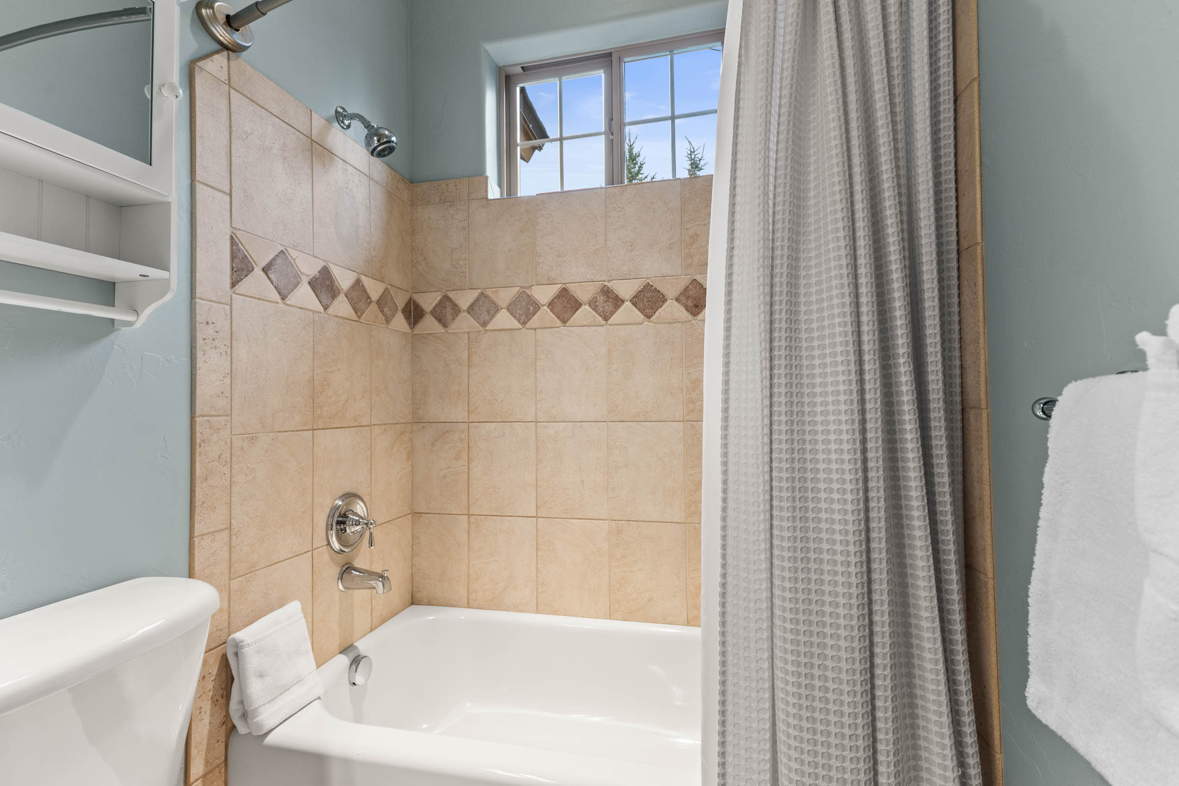 Ensuite Bathroom 1| Bathtub | Shower