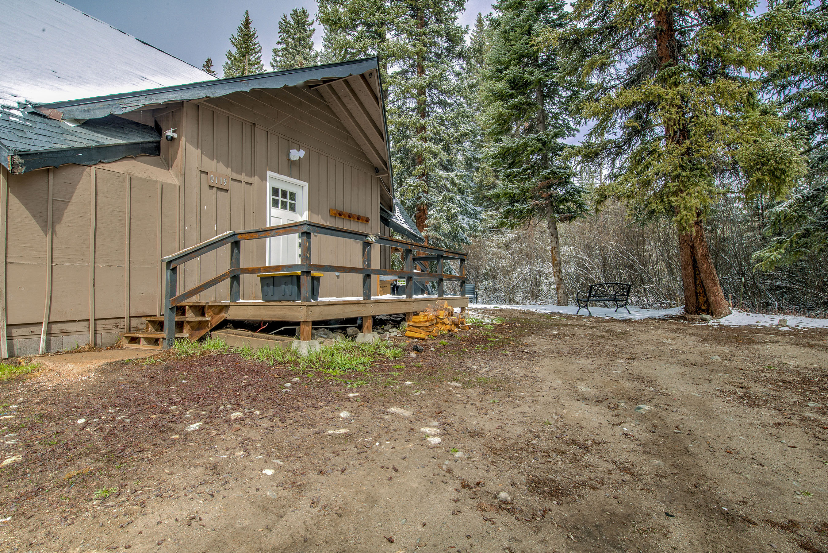 Step onto your private deck, which makes unloading easy —surrounded by tall pines and fresh mountain air. There's a place for your skis and easy entry with all your bags!