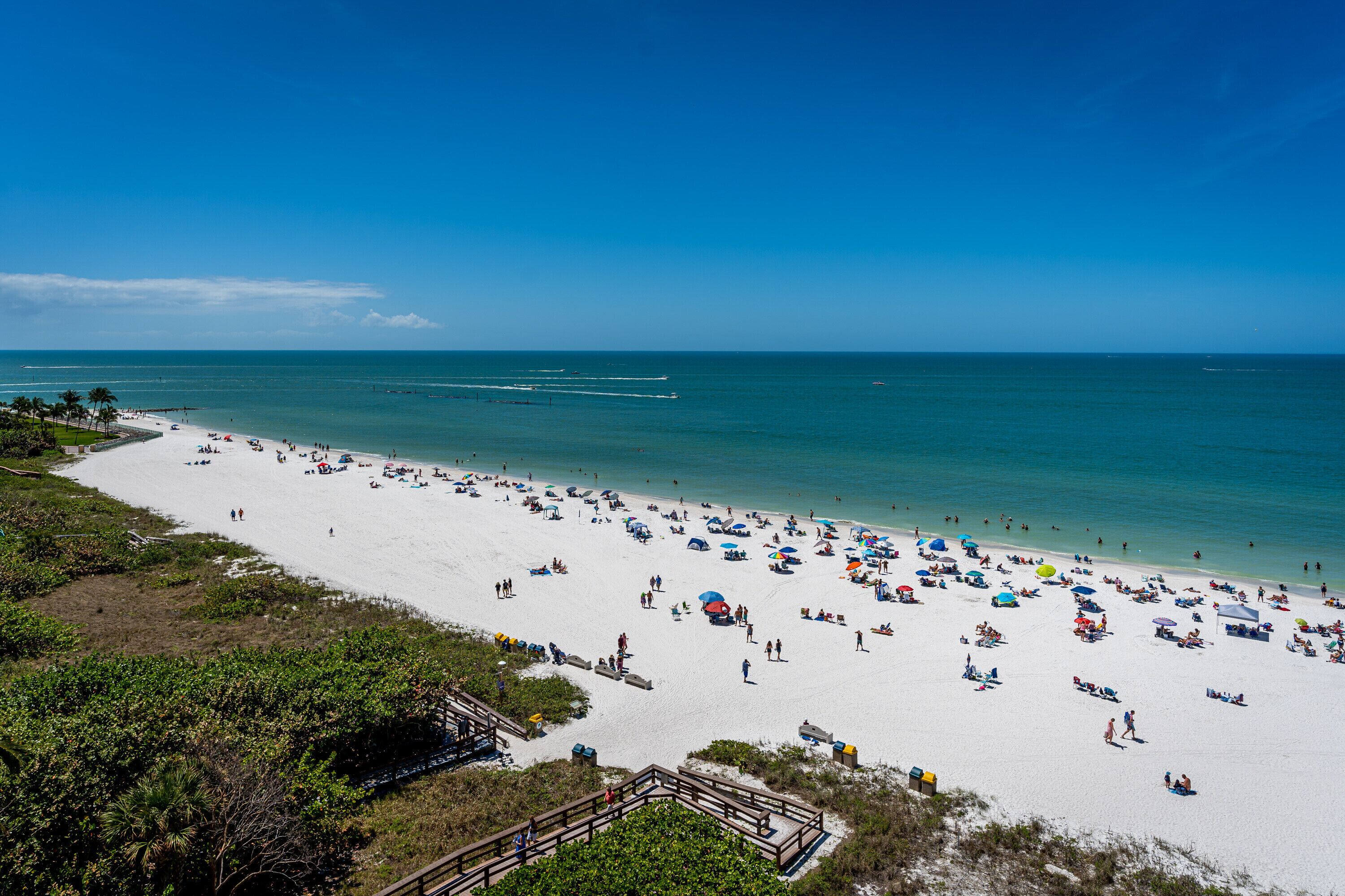 Outdoor pool & jacuzzi