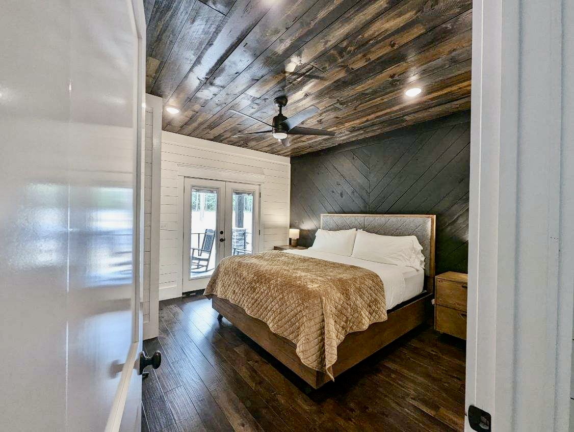 Second story king bedroom (1 of 2)