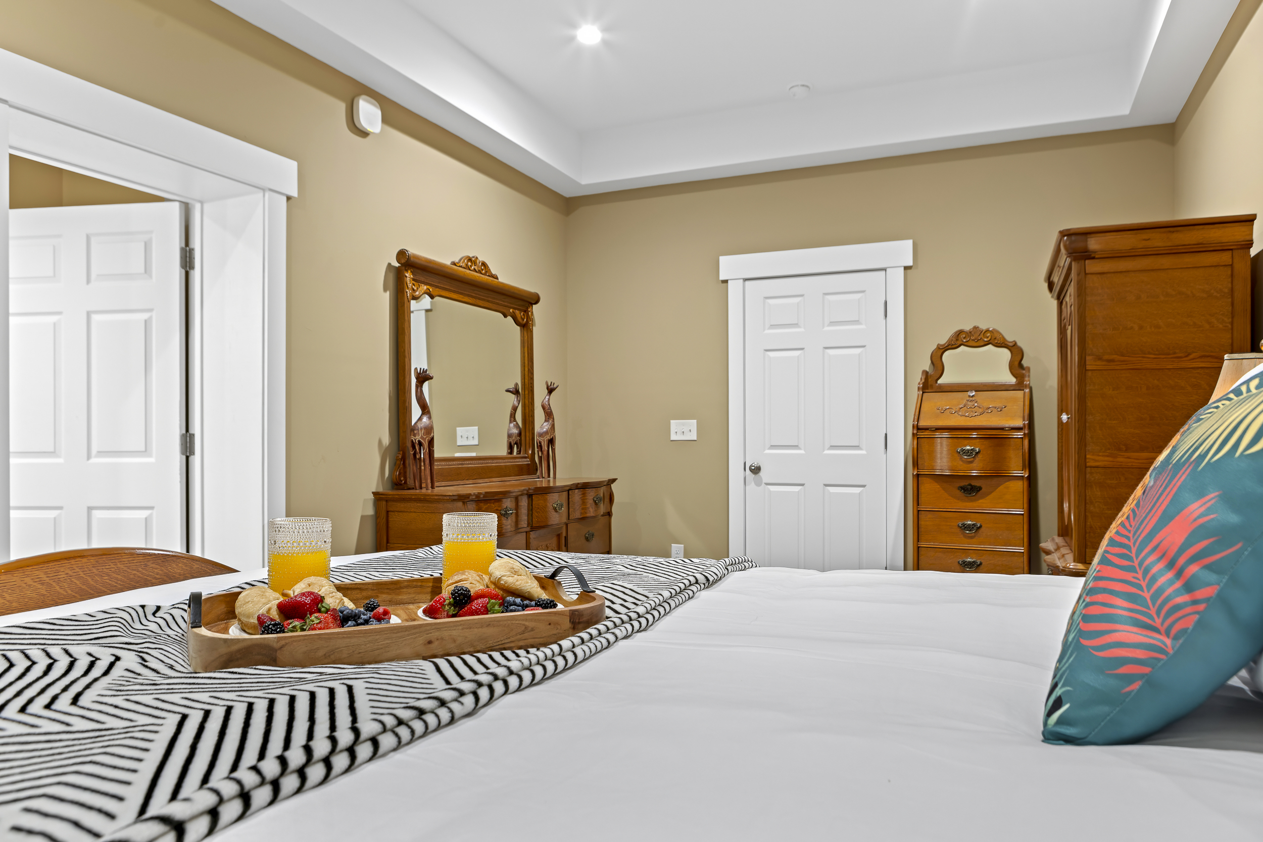 Charming Bedroom Retreat: Wake up to delightful views and a gourmet breakfast in bed!