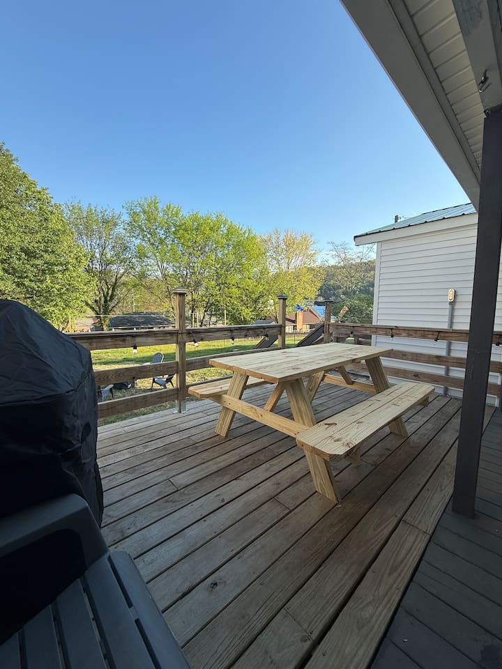 Large Outdoor patio eating area with bbq.(propane provided)