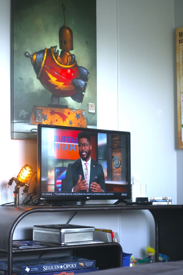 XBox One console with smart tv and antenna. 100+ XBox One games, 300+ movies, 300+ books. 