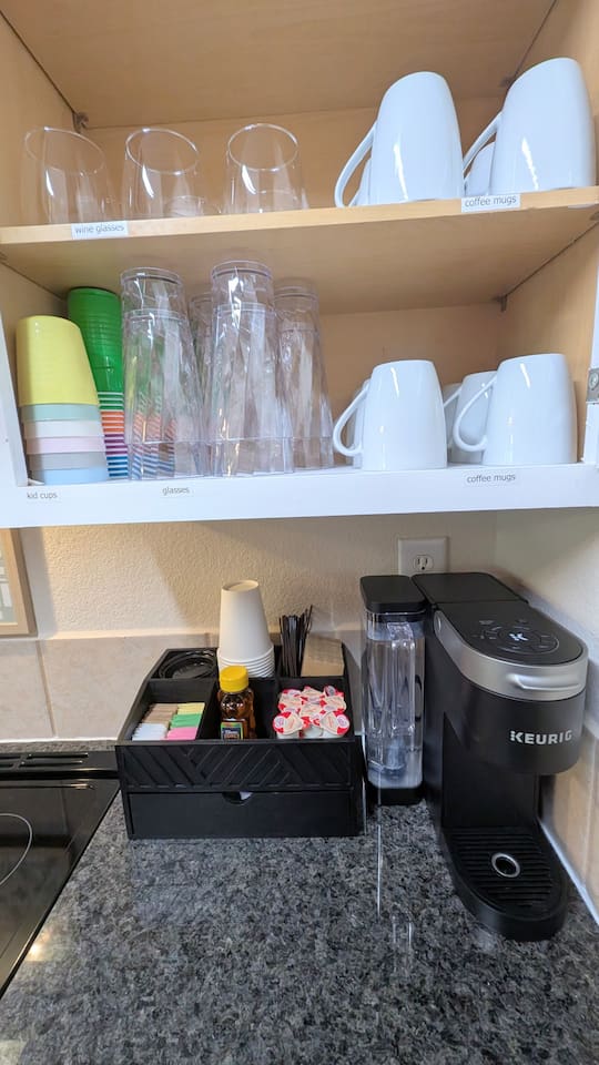 Stemless wine glasses, coffee mugs, kid cups, drinking glasses, and disposable cups are available in the drink station. 