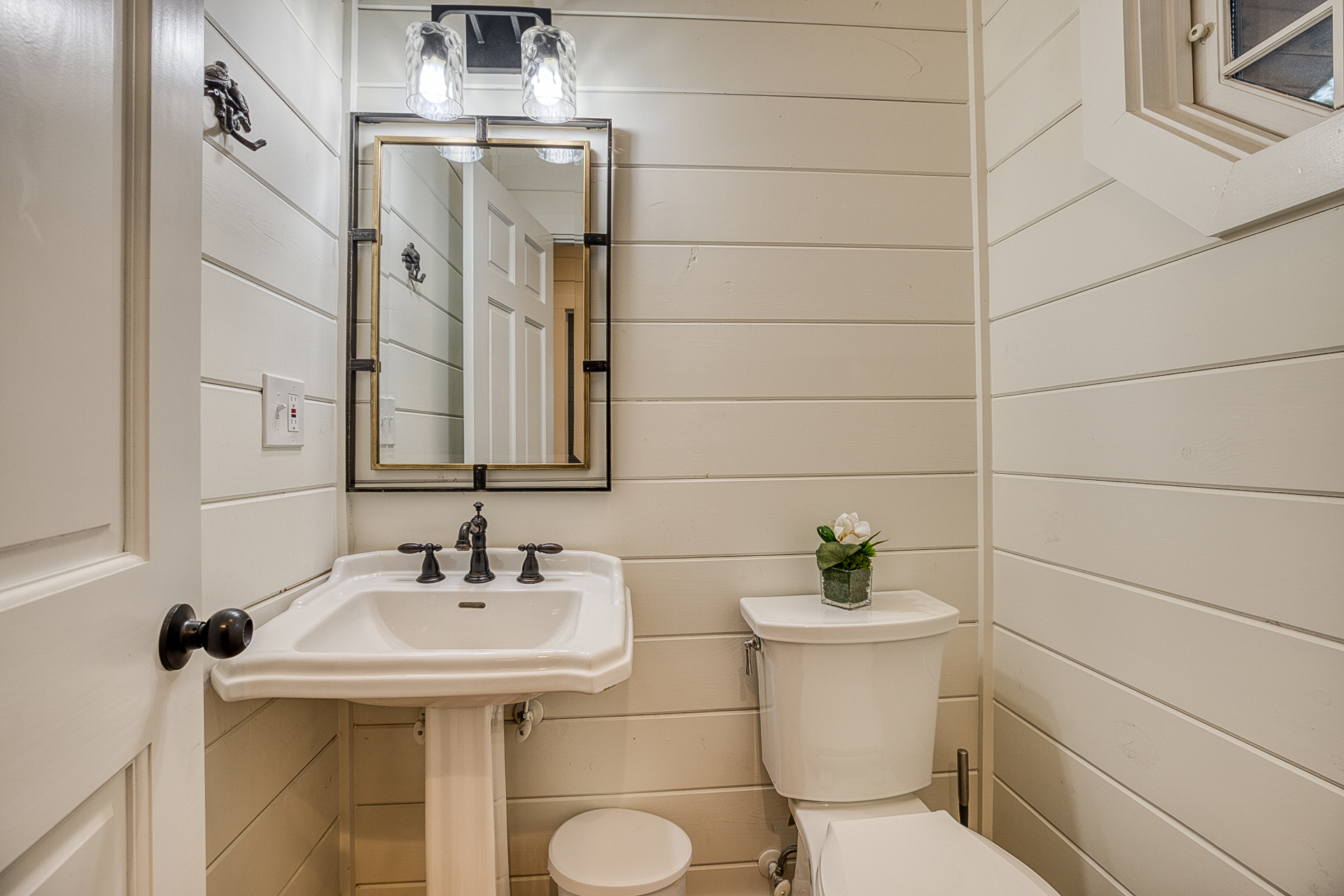 Main floor 1/2 bathroom