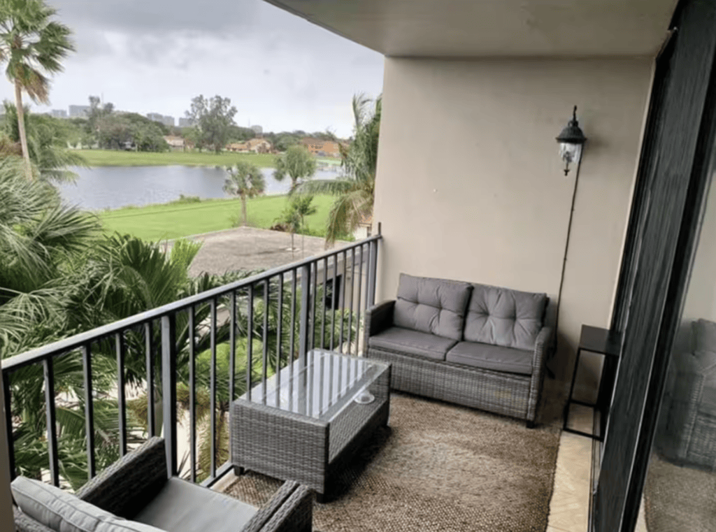 Enjoy an evening on the balcony, with a view of the lake.
