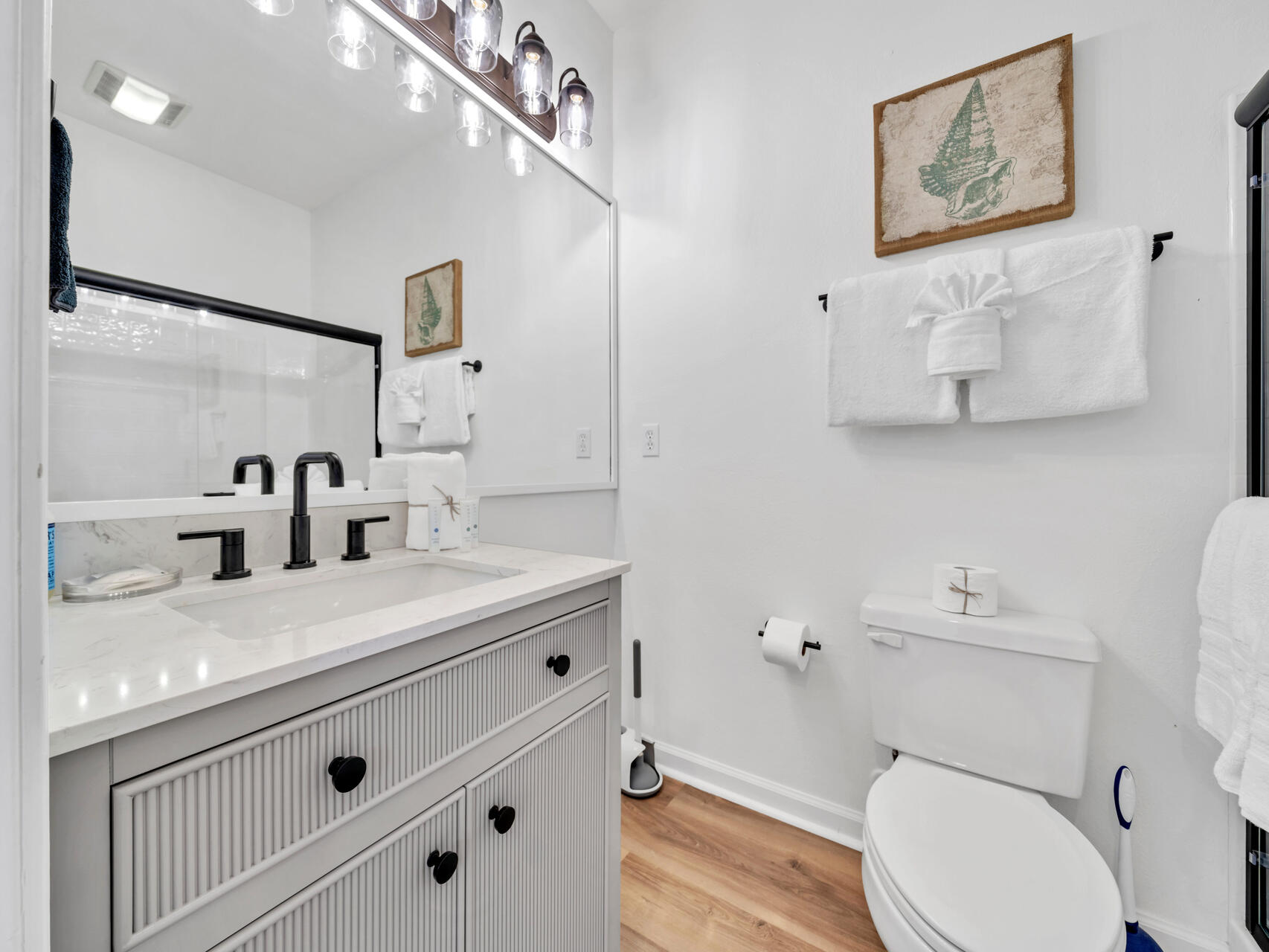 Ensuite bath for third-floor primary bedroom