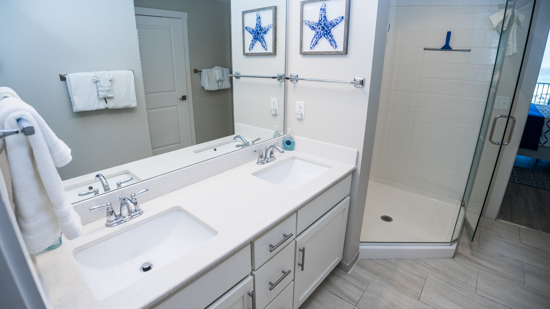 DOUBLE SINKS EXTRA LARGE SHOWER!