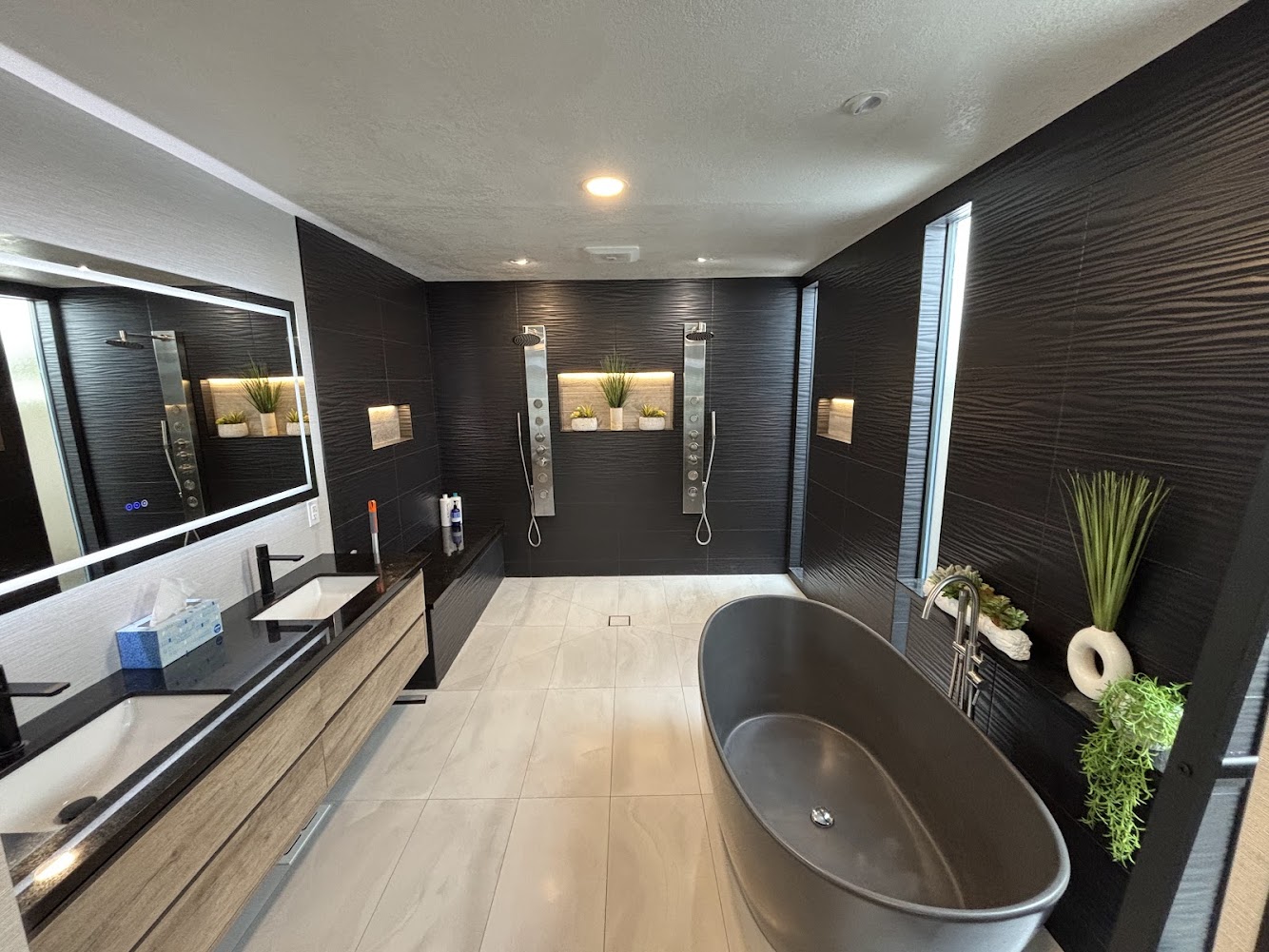 Primary en-suite bathroom