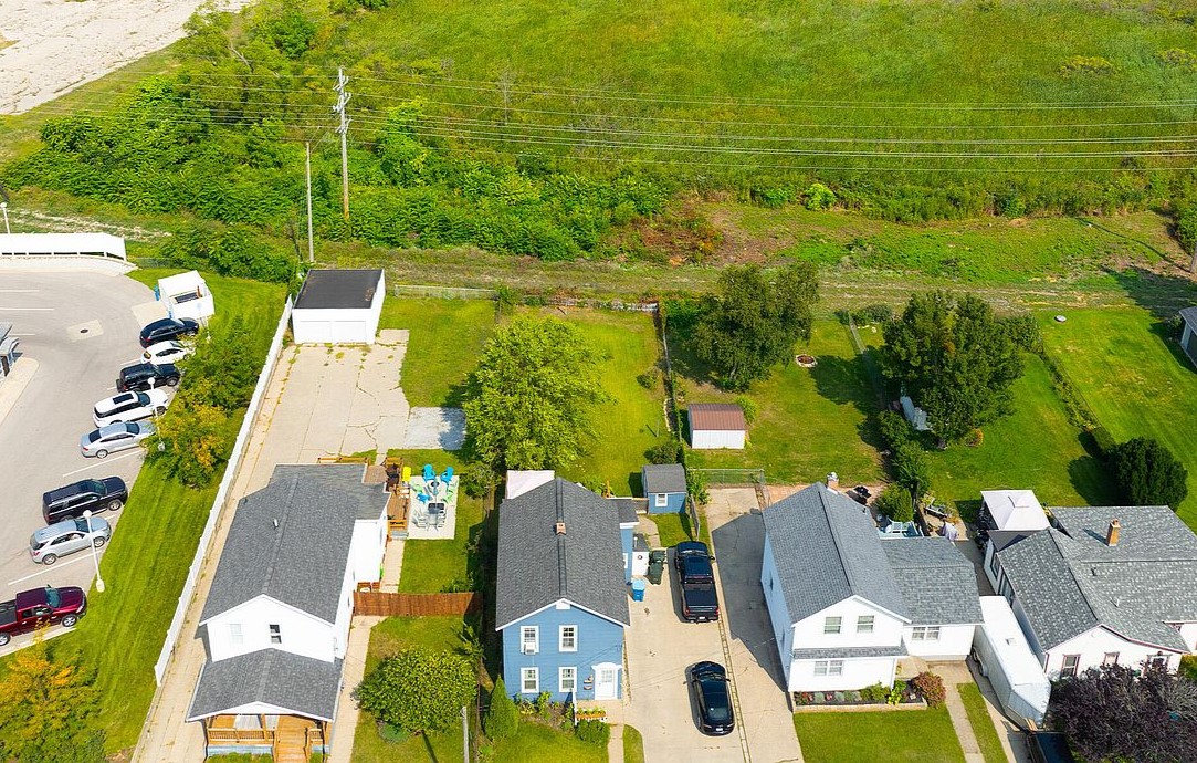 Spacious driveway fits 4+ cars or even a boat