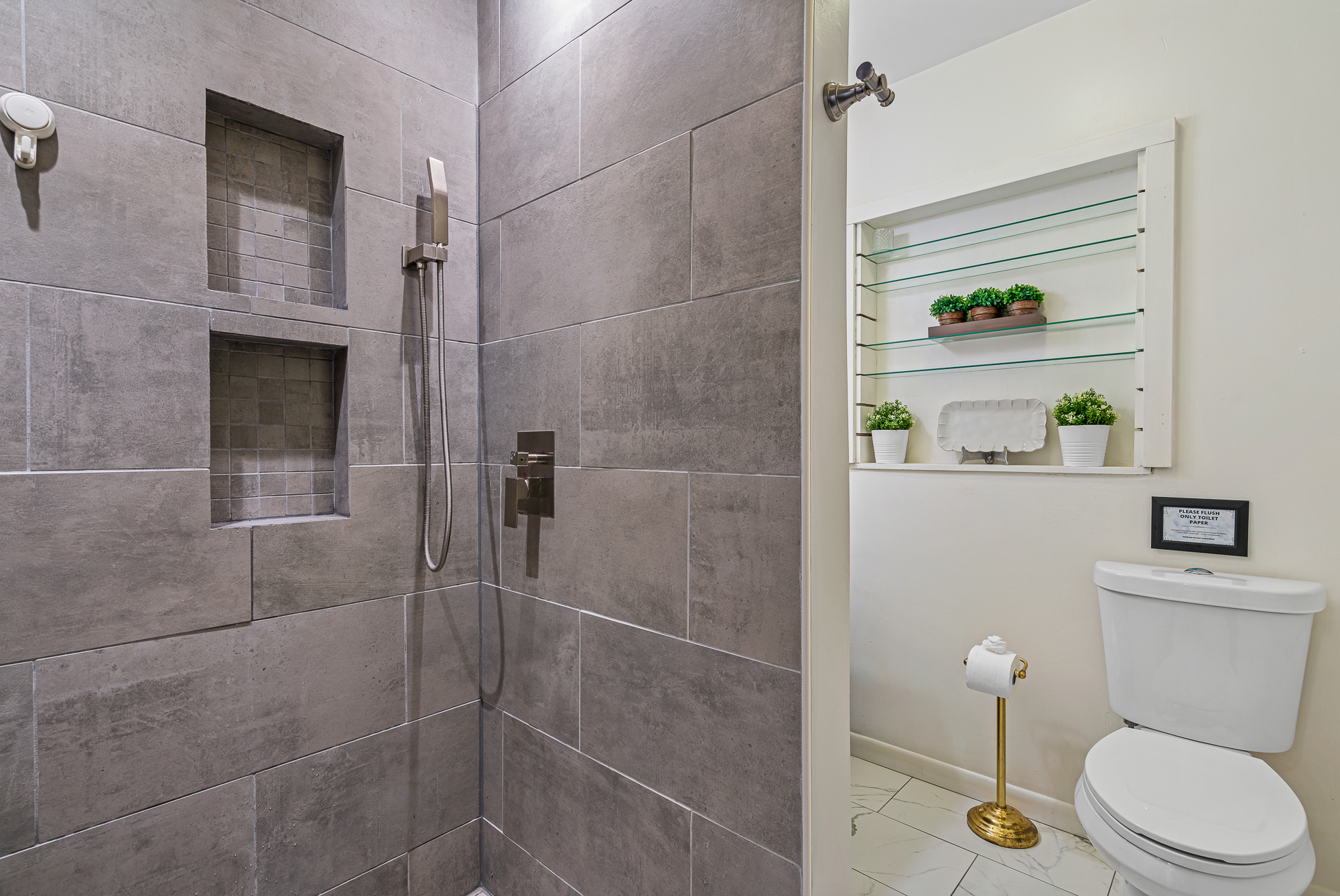 Lake Oasis—Large Private Unit, Ducks Visit Daily! 3