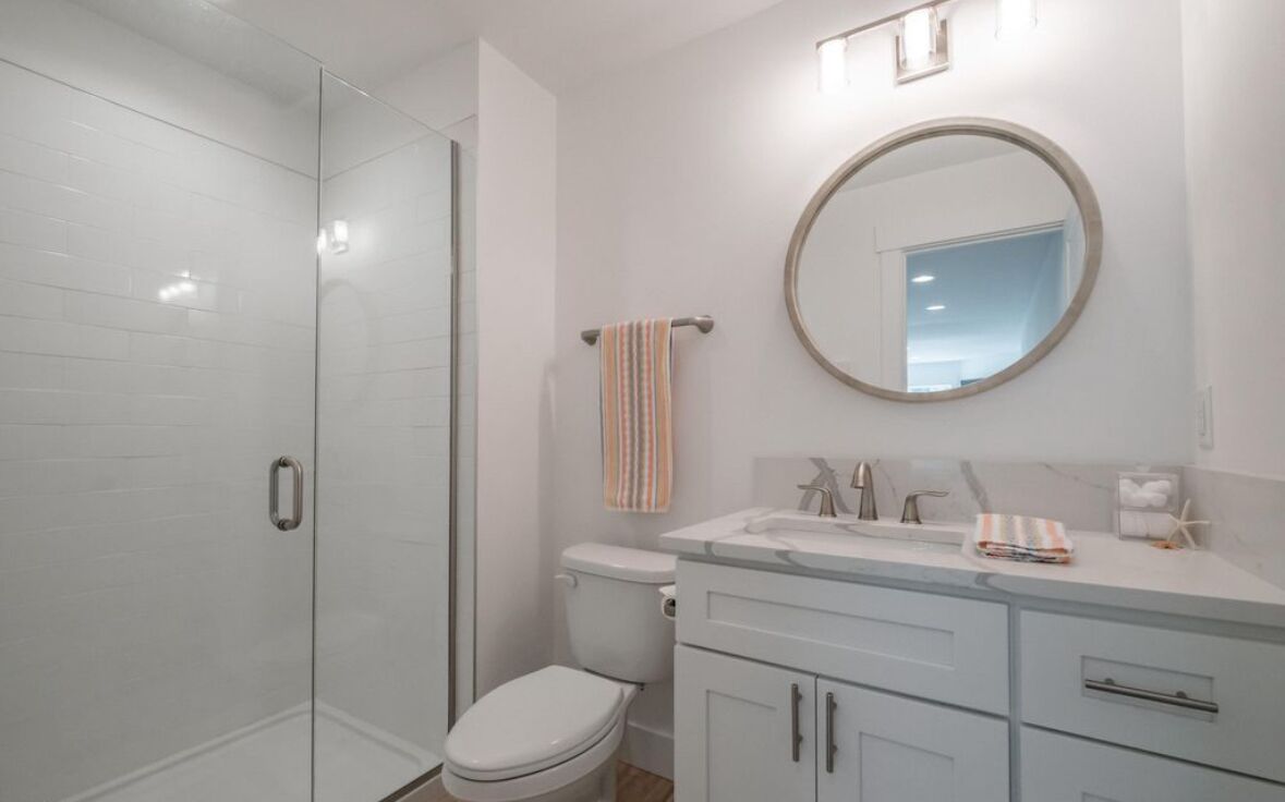 A thoughtfully designed shared full bathroom conveniently located next to the stairway downstairs for easy access.