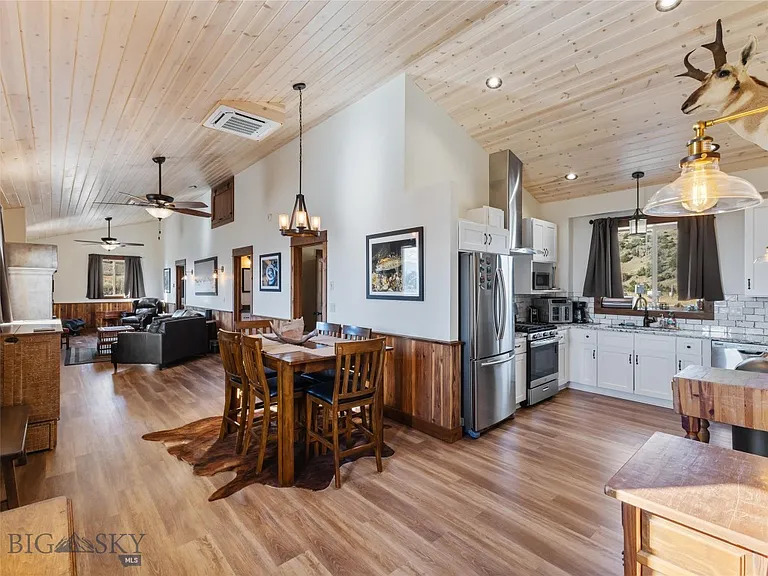 Kitchen and Dining Area for making your comfort foods during your vacay stay.