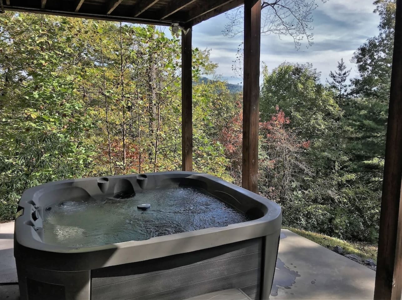 Enjoy & Relax in the private hot tub. 