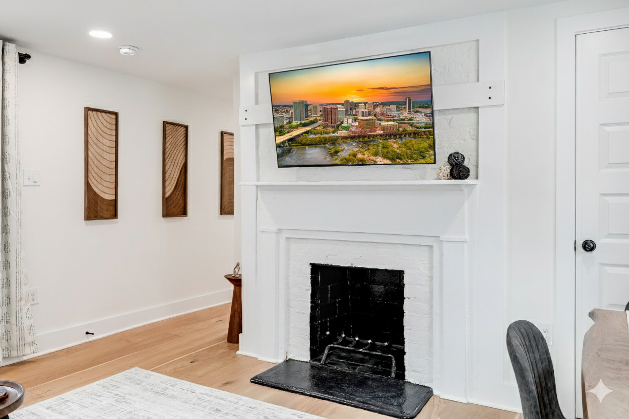 Living Room: Enjoy captivating views and stylish decor in this inviting communal space!
