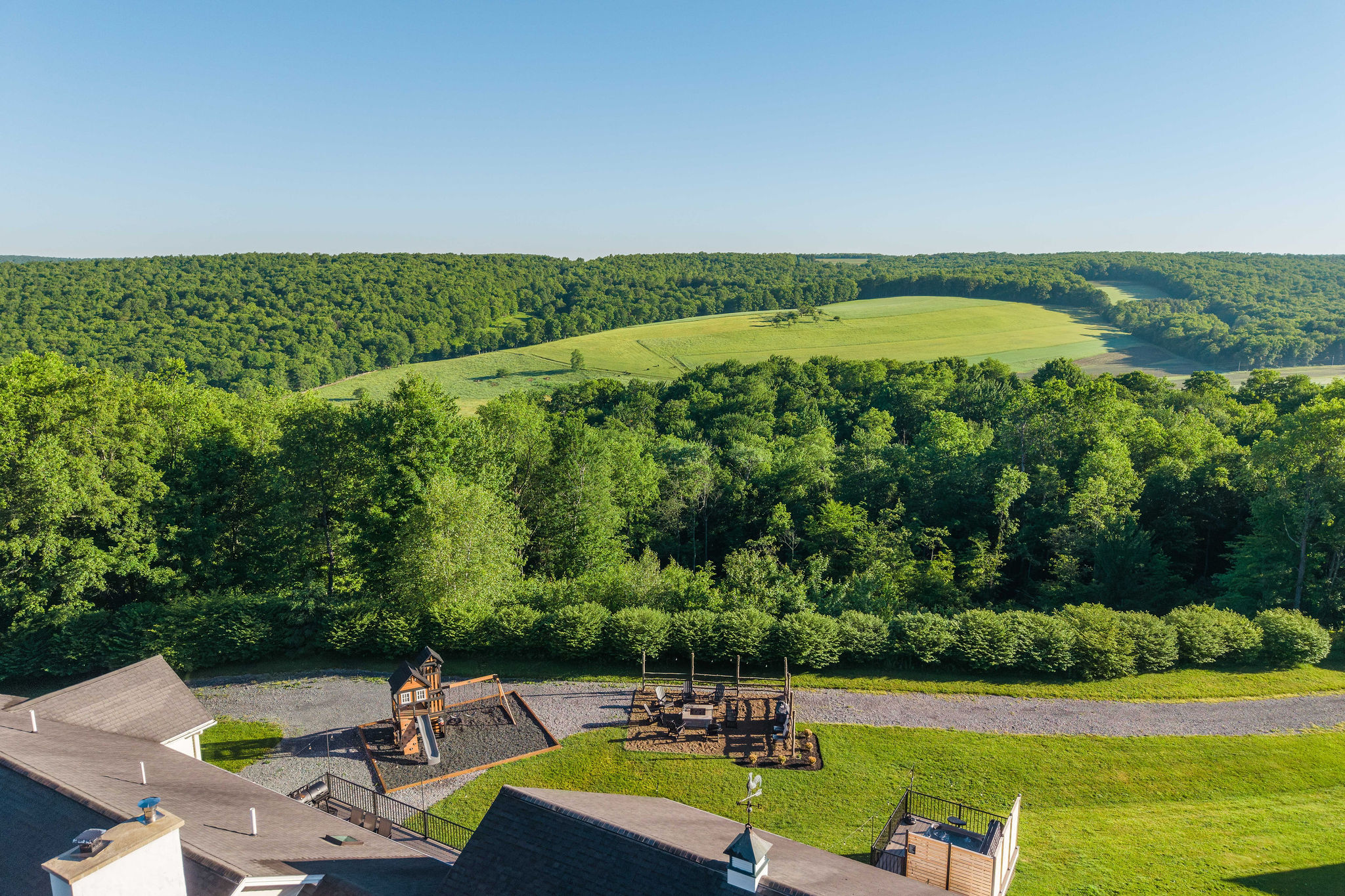 🏞 23 acres of private hilltop — yours for the stay.