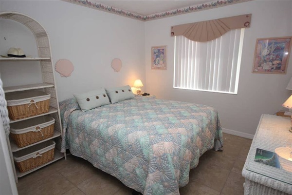Bedroom w/Queen