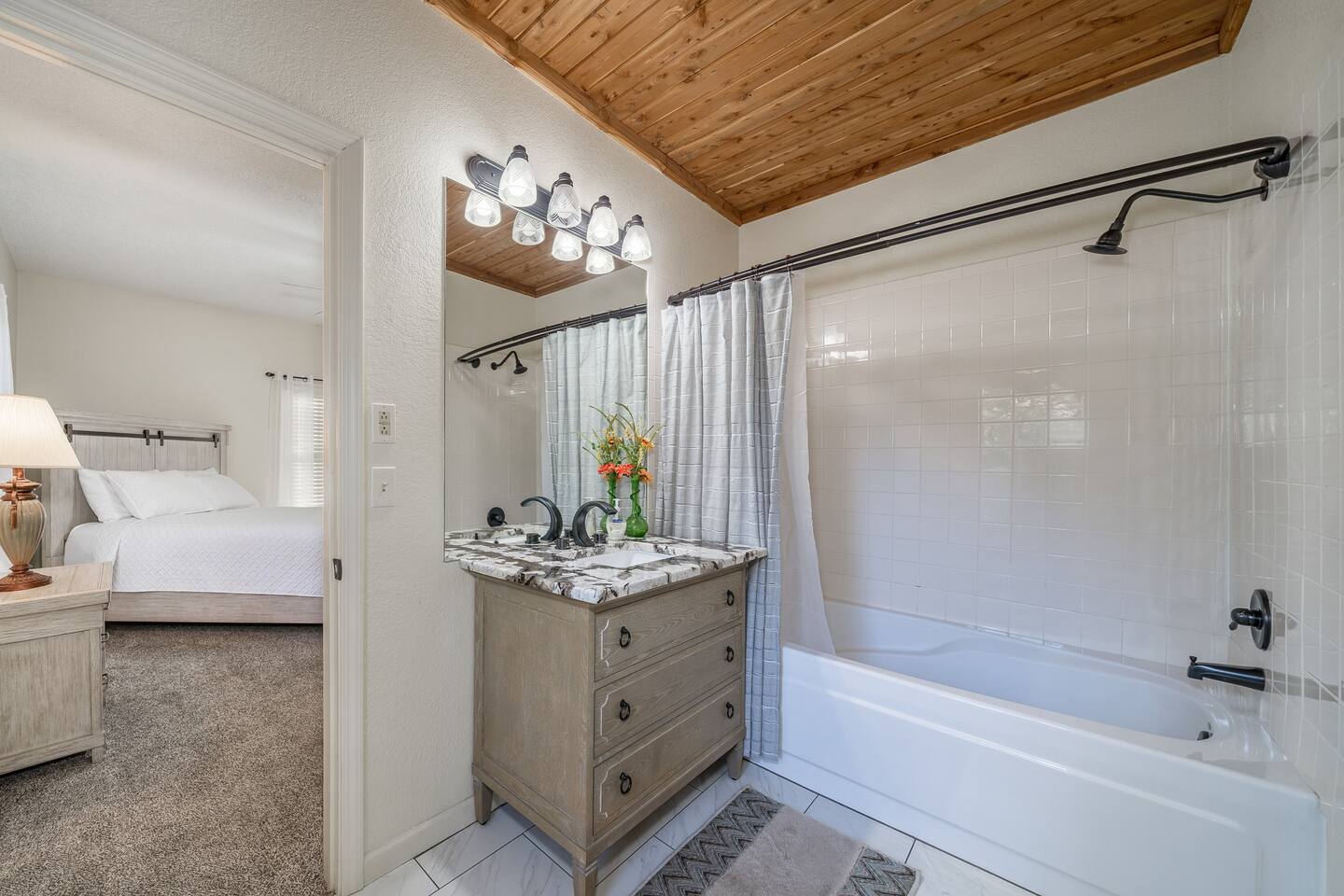 Adjoining Queen bedrooms 1 and 2. Luxury cotton towels, shampoo and body wash provided. -Full Family Bathroom 