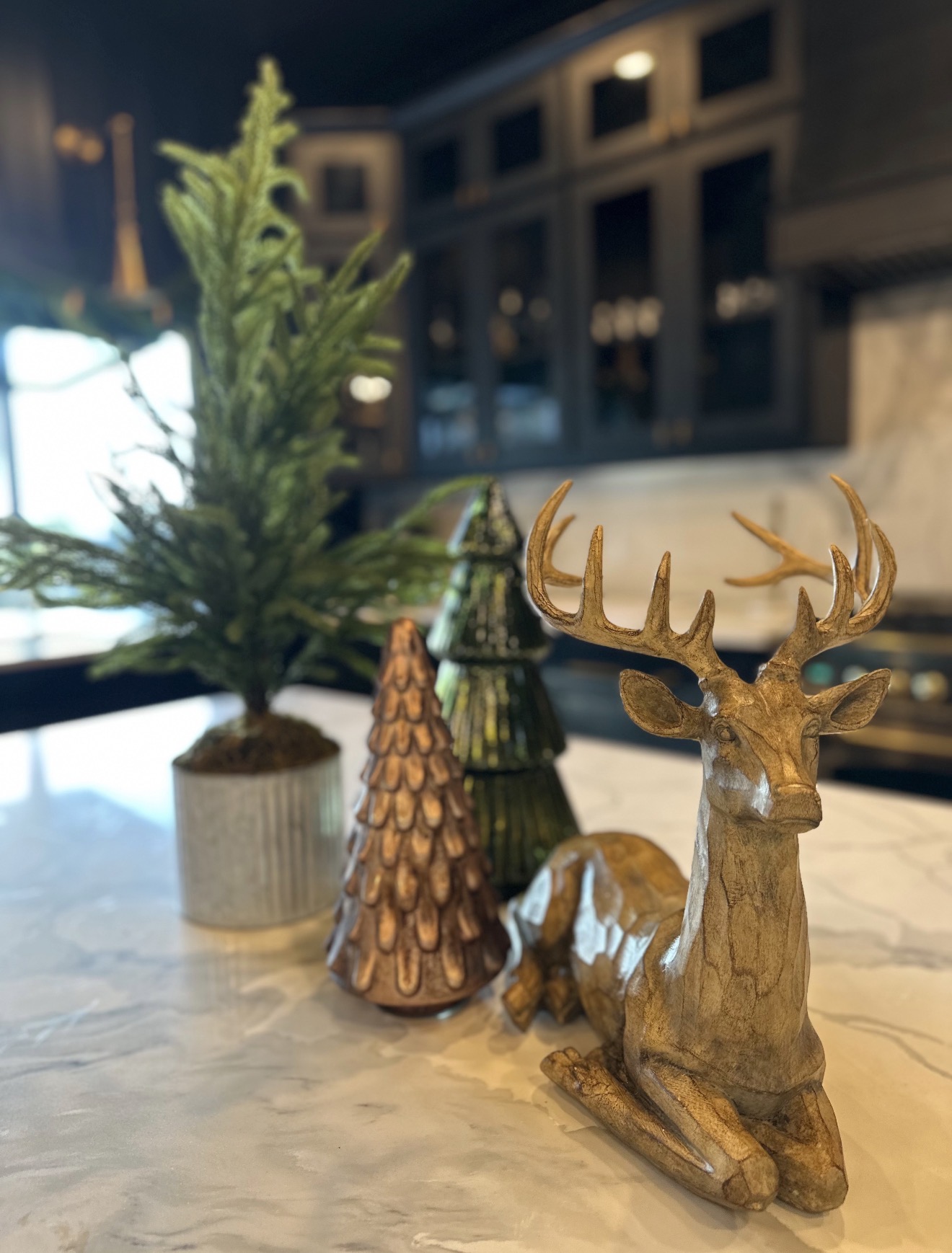 Warm, rustic holiday décor adds cozy, festive charm to your Broken Bow cabin stay. ✨🌲🦌