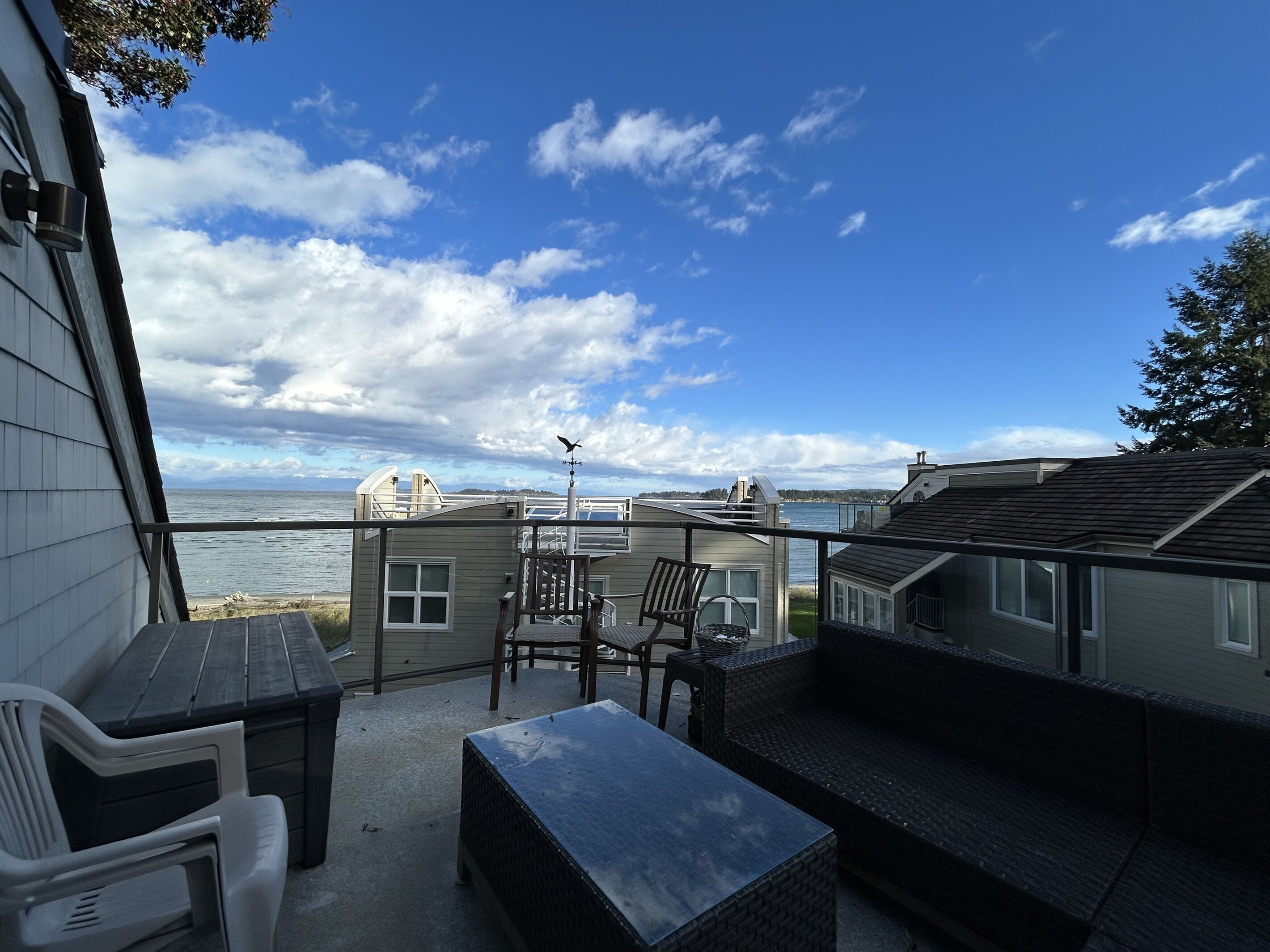 Great decks off dining room & loft levels