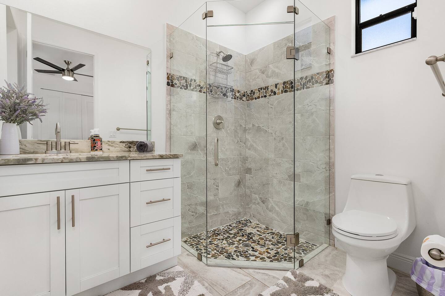 1st Ensuite Guest bathroom 