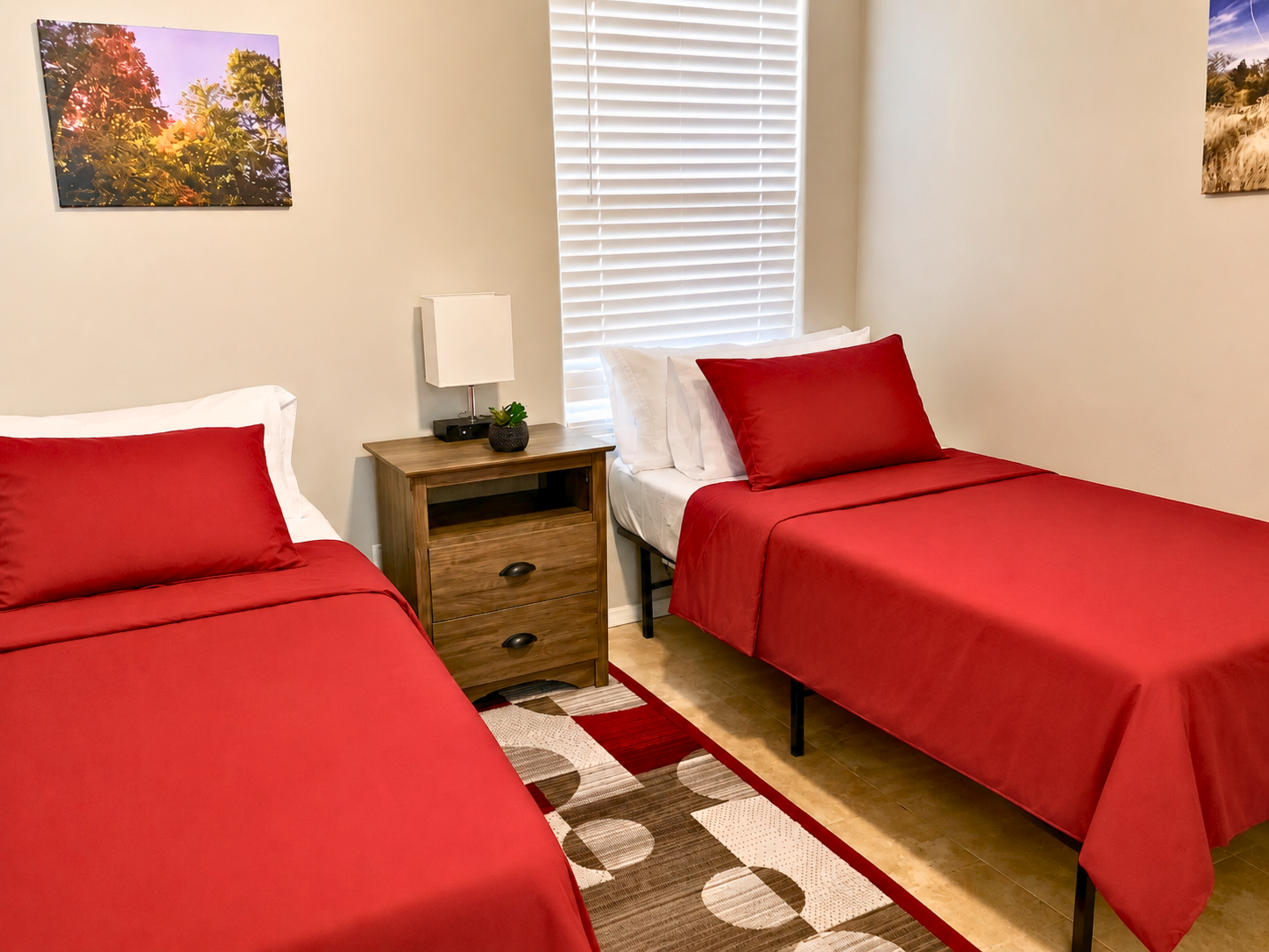 Flexible sleeping arrangements to accommodate groups of all kinds. The two twin beds can be converted into a king bed.