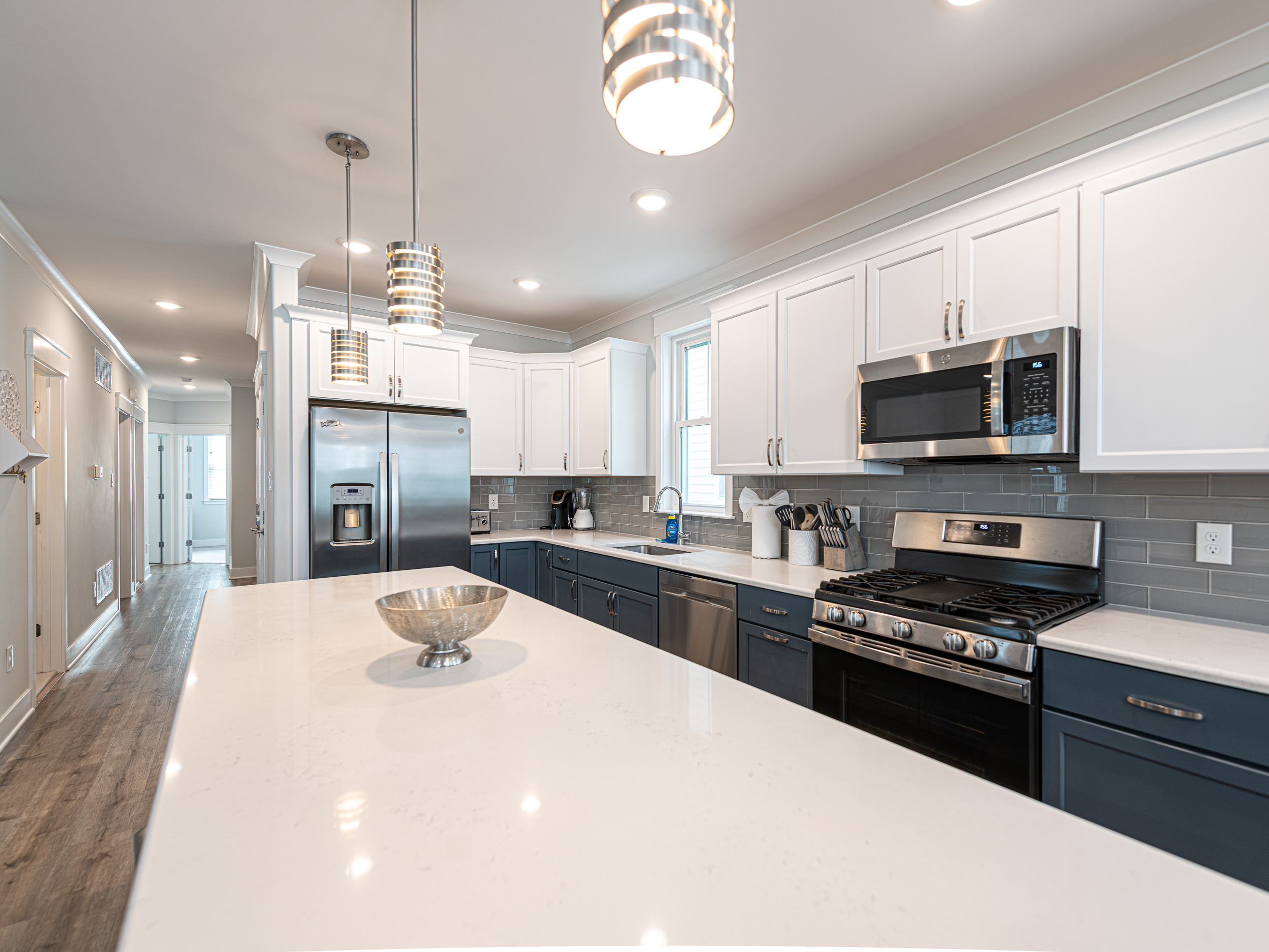 Upgraded kitchen w/ large island