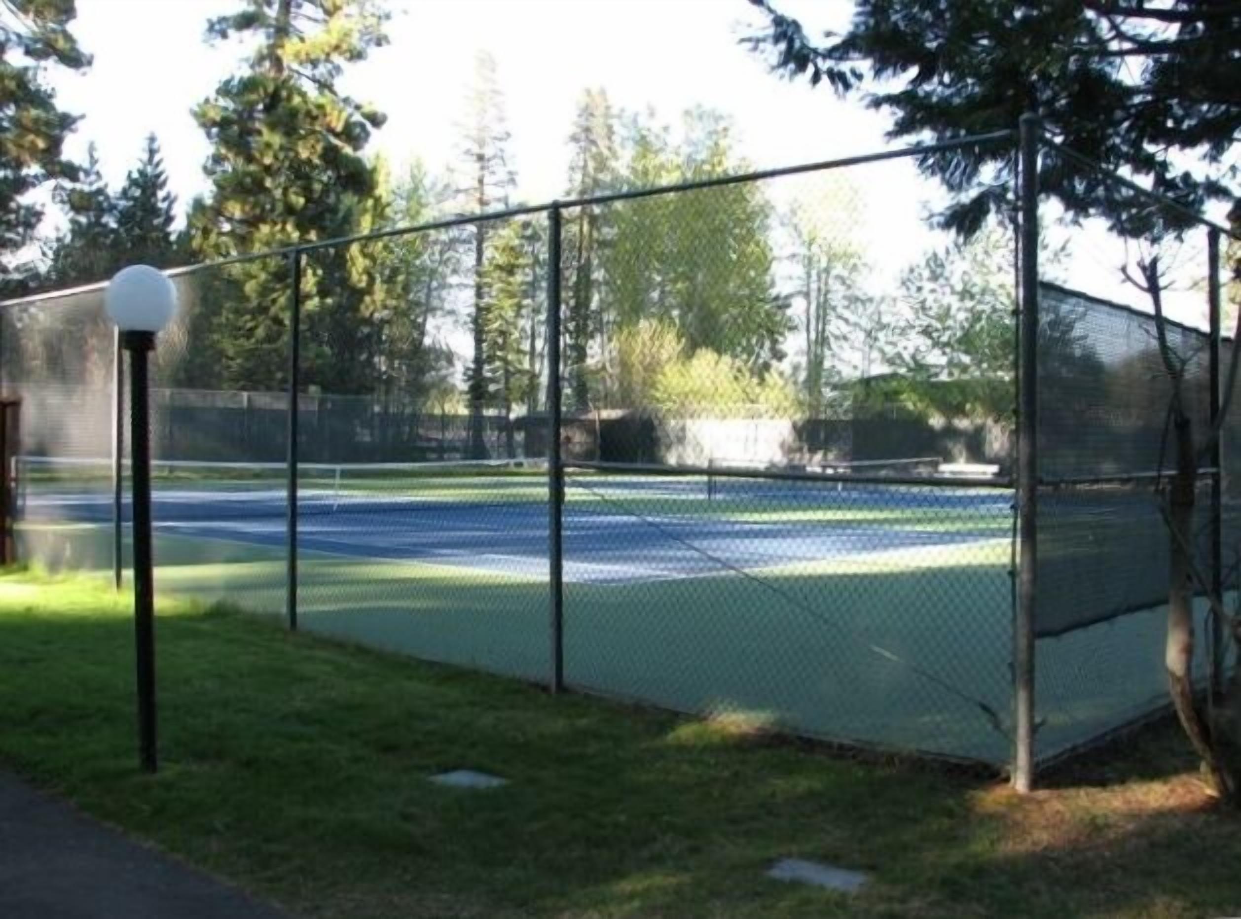 Tennis/pickleball courts open all summer for Tavern Shores guests