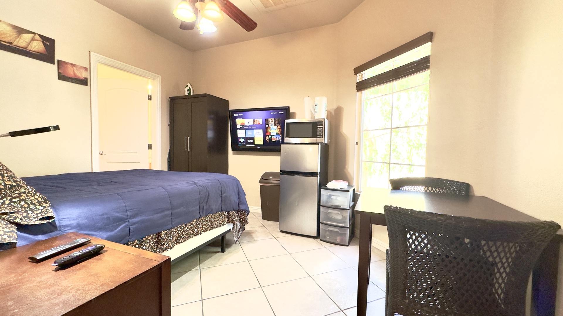 Bright, furnished studio with ceiling fan, queen bed and private entrance — Henderson NV