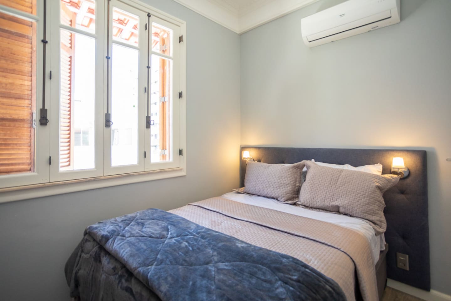 All bedrooms have air conditioning, smart televisions, closets, ceiling fans, new luxury linens, Brazilian and U.S. electrical sockets and USBs.  (Bedroom 2).
