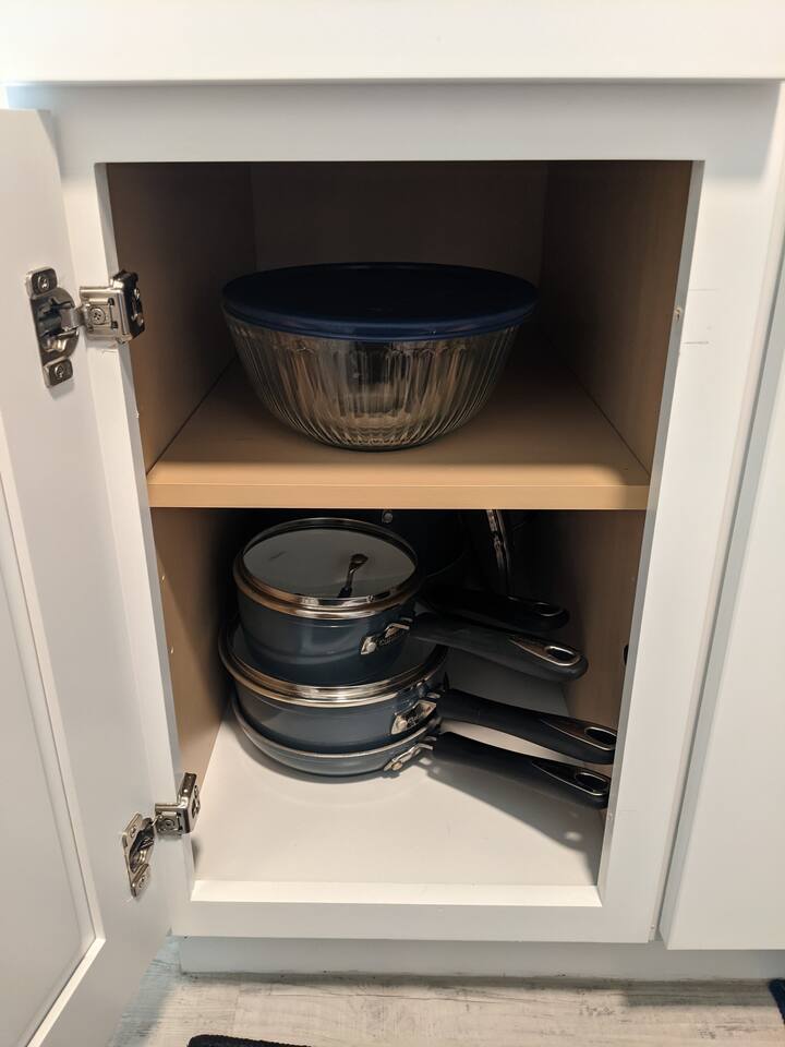Full set of pots and pans to take full advantage of the kitchen
