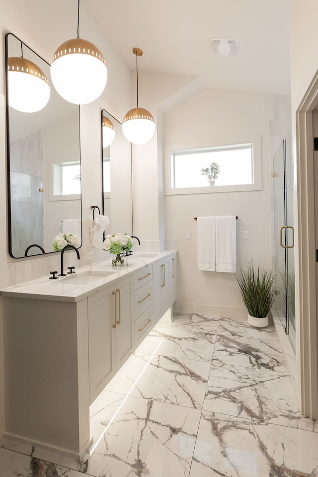 This is the master bathroom. 