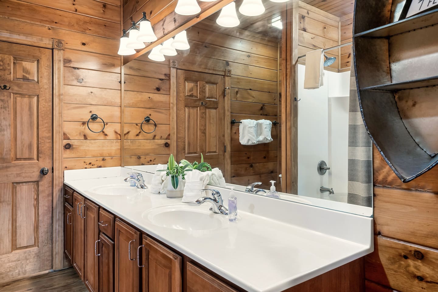 Main level full bathroom with shower/bathtub combo.