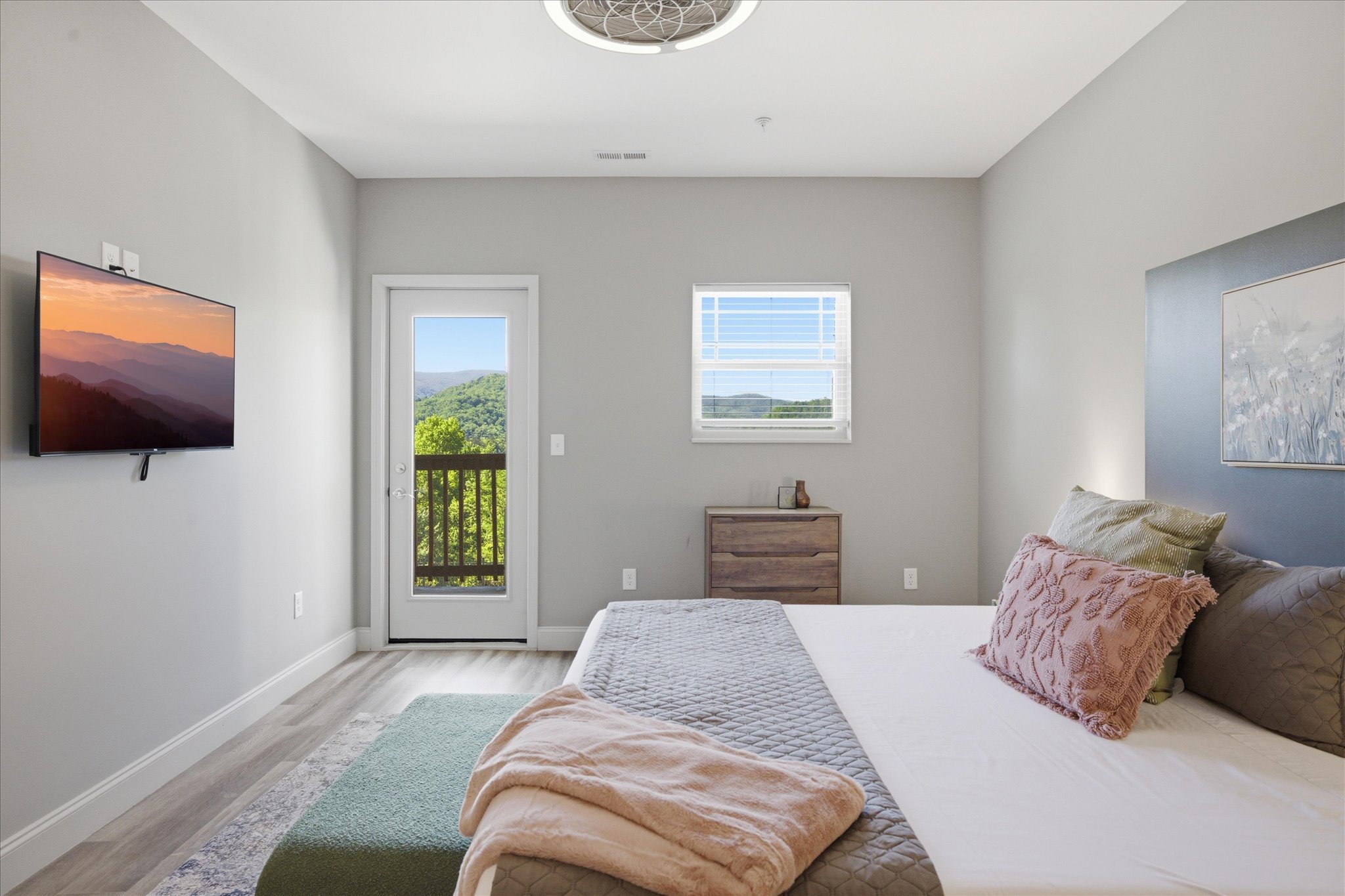 Throw your phone on the nightstand, grab the remote, and ease into a slower pace. Whether you’re resting up or laying low, this room keeps things simple and relaxed.