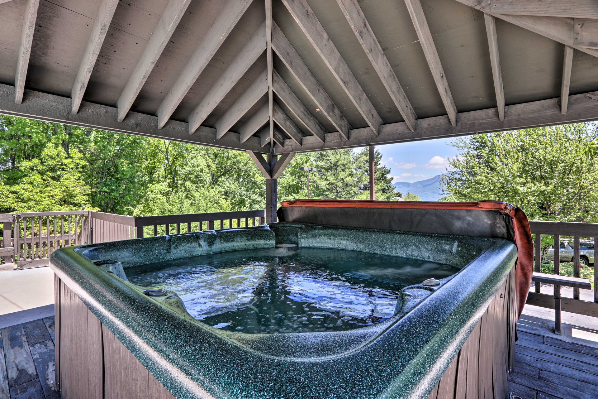 Hot tub available year-round!