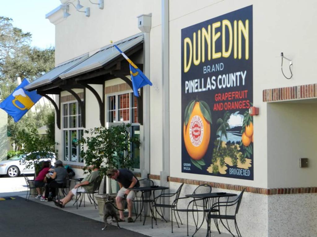 Dunedin is known for the beaches, pine forest and ospreys of Honeymoon Island State Park! Have the best time during your stay in this property and have an access to all the attractions near it! Send us a message now!