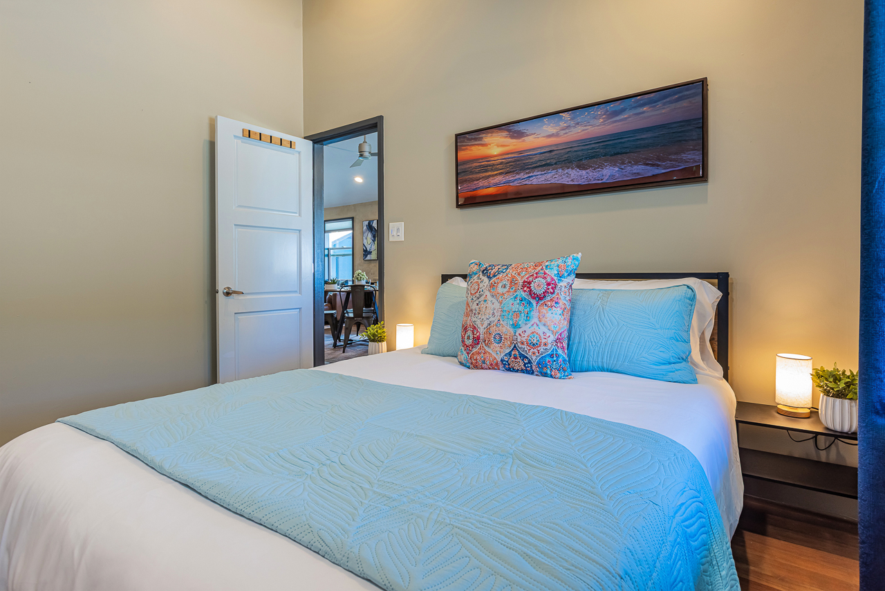 Primary bedroom w/Queen bed