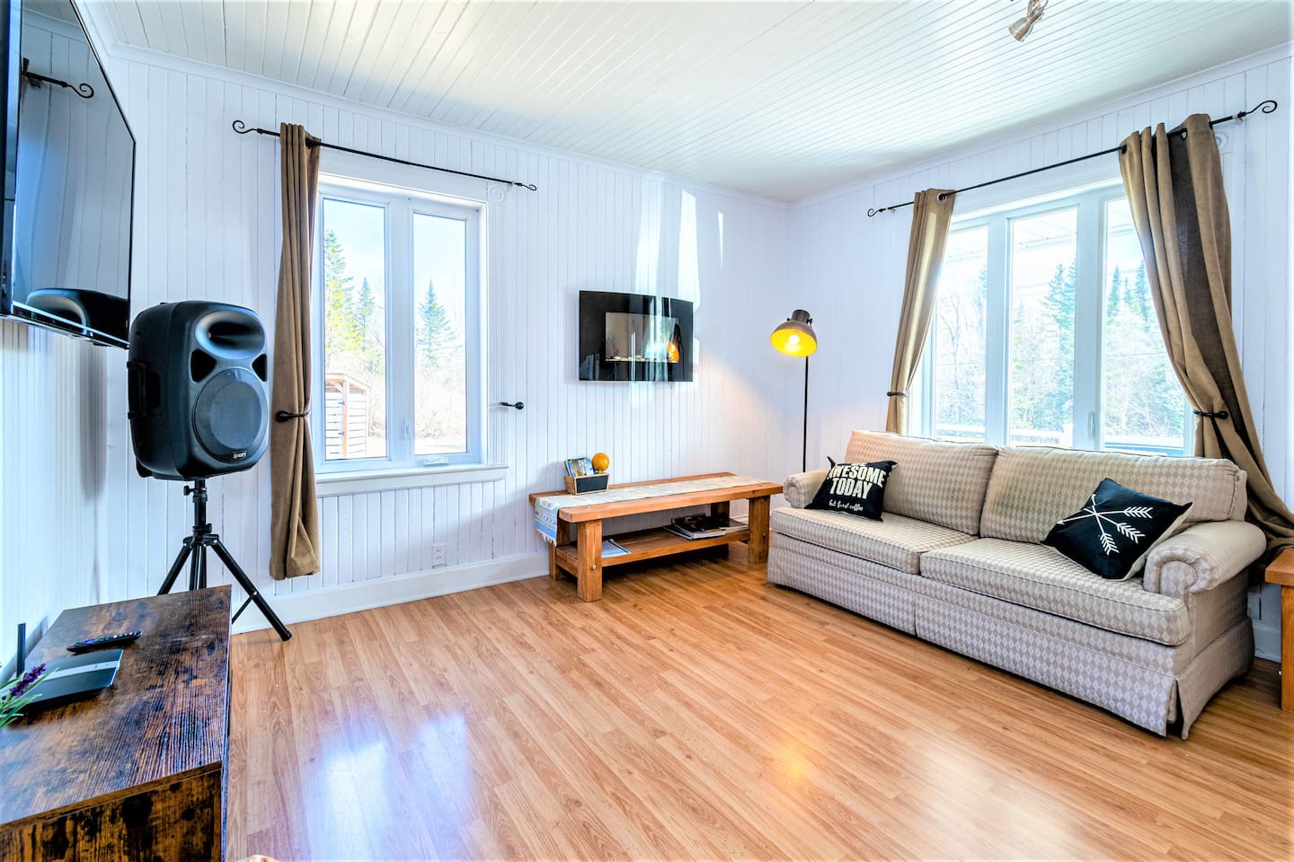 Salle familiale avec foyer électrique, TV intelligente, un Karaoké ainsi qu'un futon-lit.