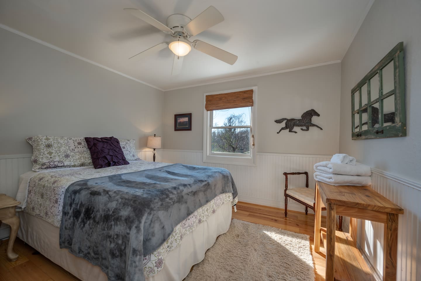 2nd bedroom with queen bed
Main level of cabin
