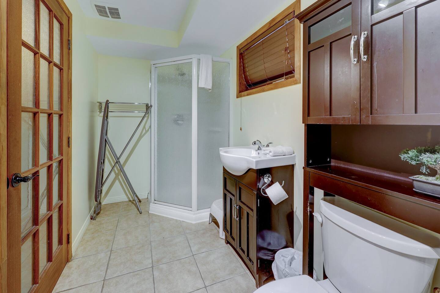 Refresh and recharge in this inviting full bathroom.
