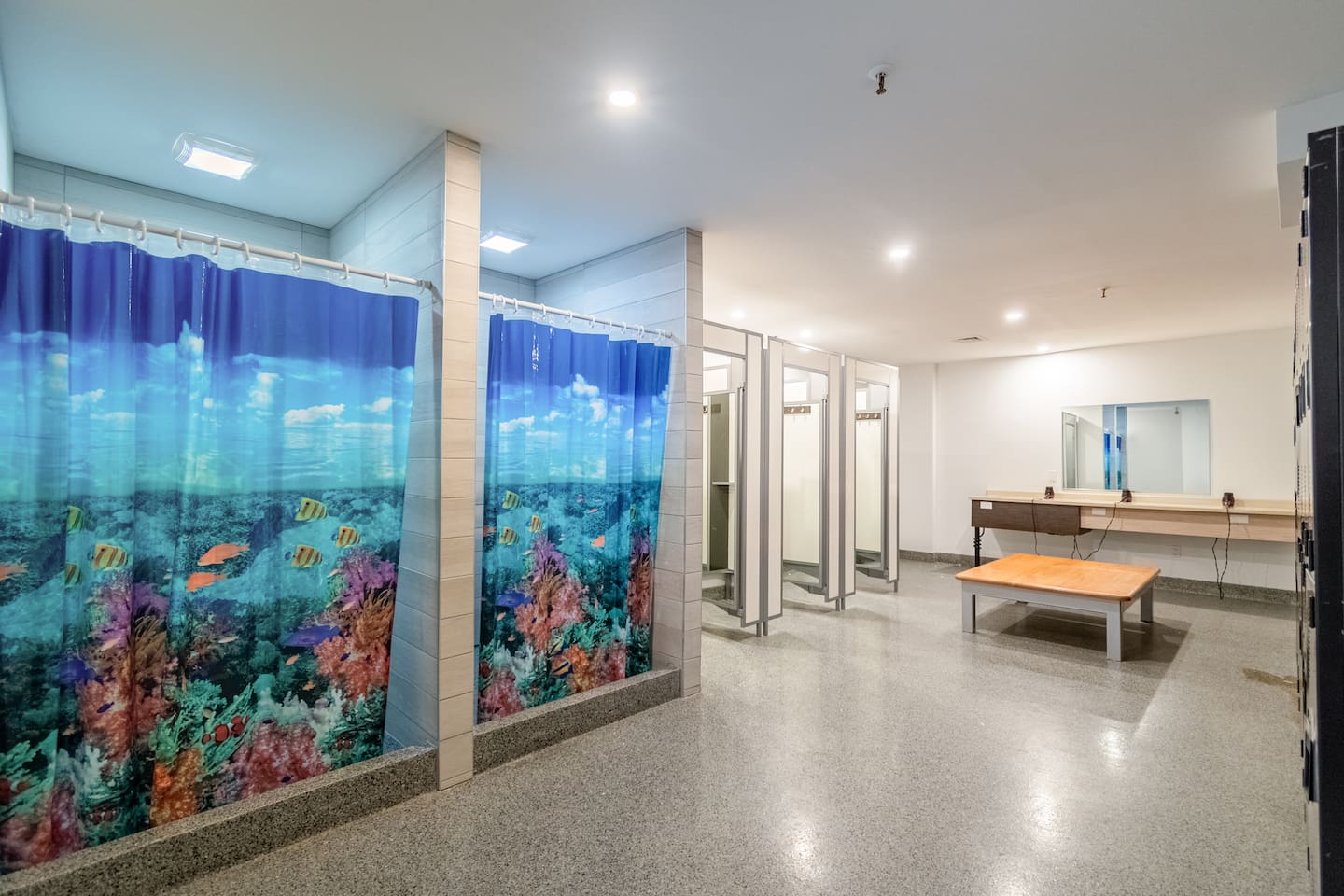 Gratuit sur le site même :
Piscine et spa extérieur chauffée à l'année.

En période estivale : parc aquatique, jeux d'eaux, piscines, etc.

Payants : Billard, arcades, golf intérieur et restaurant.