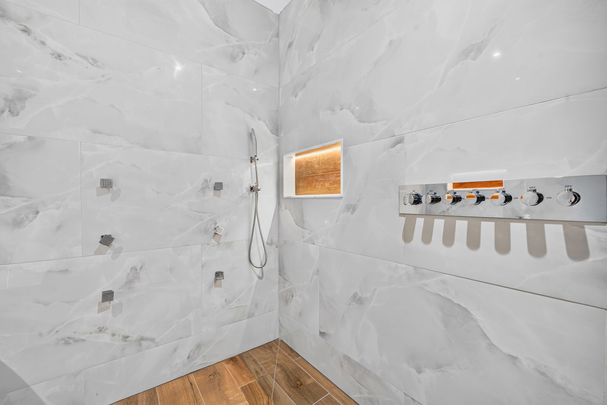 1st Floor Bathroom 1, Ensuite | Rosewood Retreat | 2605 Palm Blvd, Isle of Palms, SC | IOP Escapes
