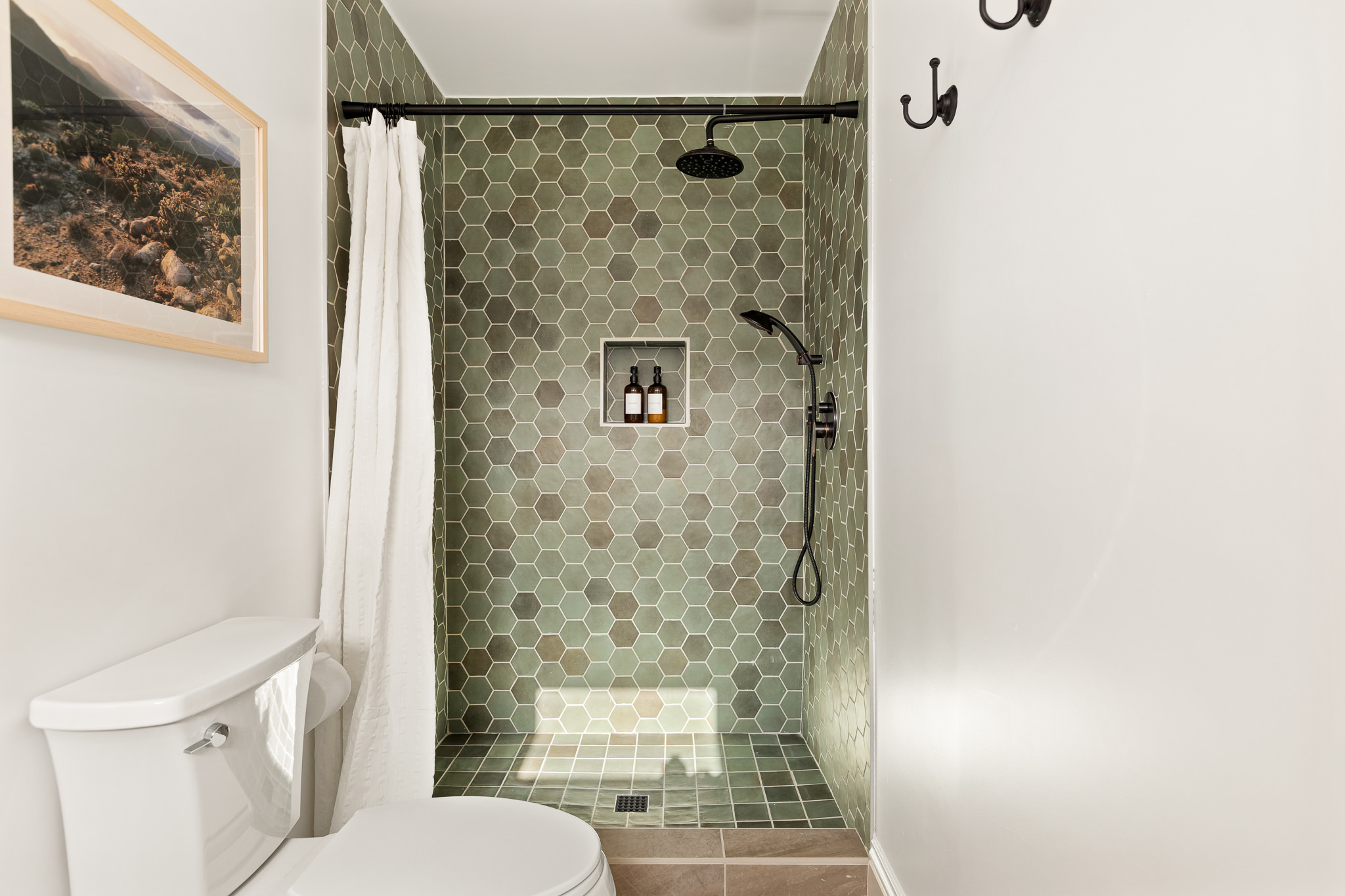 Downstairs middle bath (6)