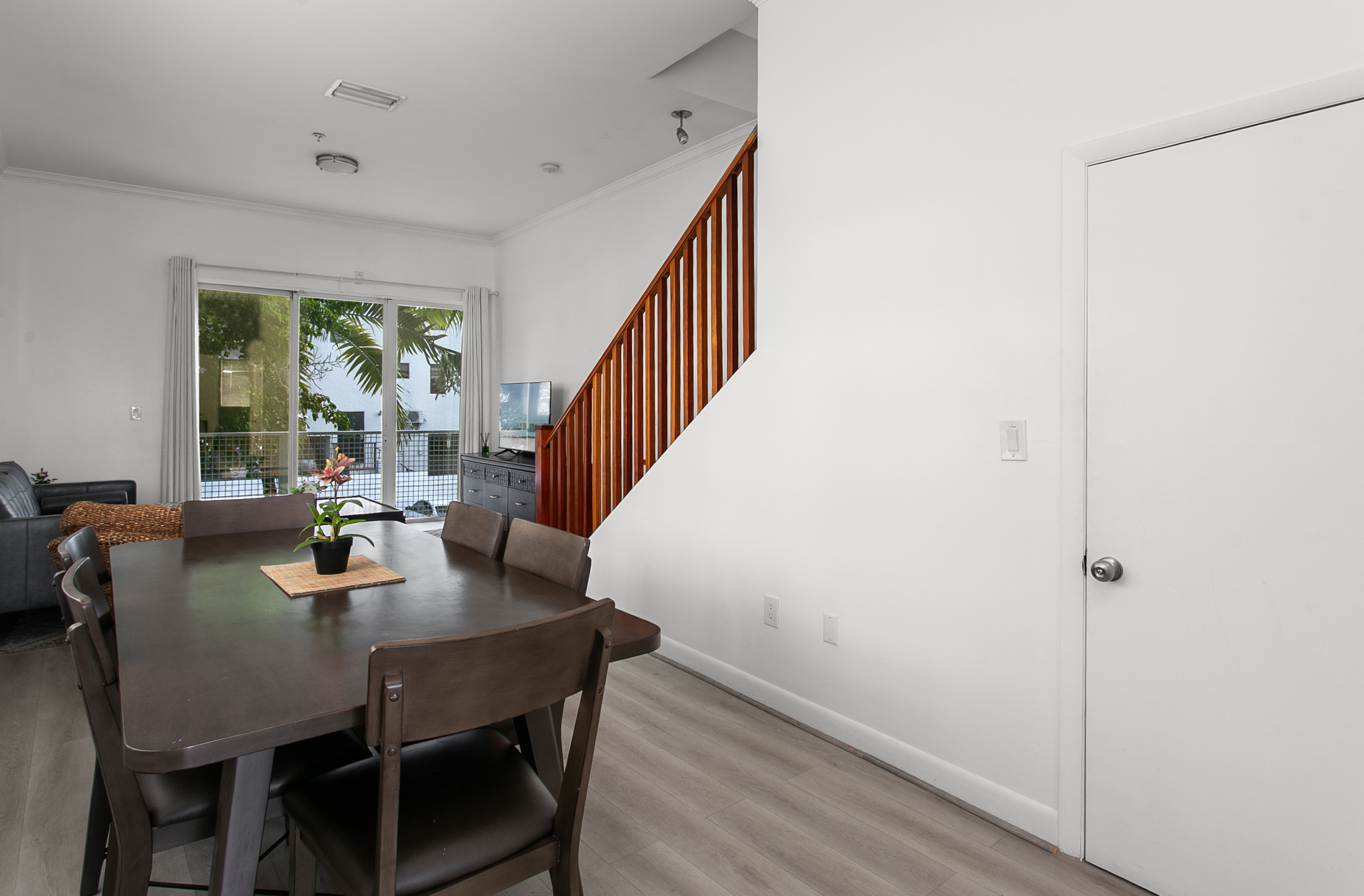 Dining for 6, easy flow between kitchen and living