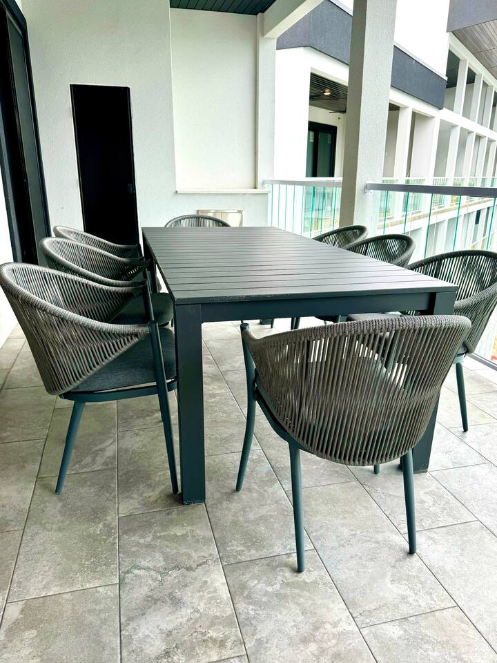 El fresco dining for eight on the balcony.