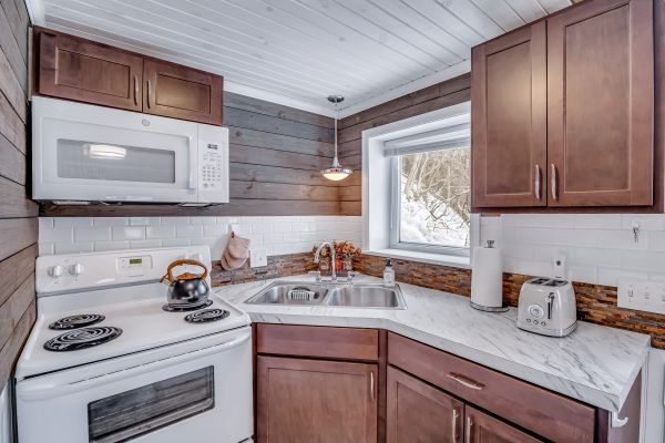 Fully appointed kitchen with everything you need to cook a meal or walk down the road and enjoy dinner at The Old Channel Inn Restaurant