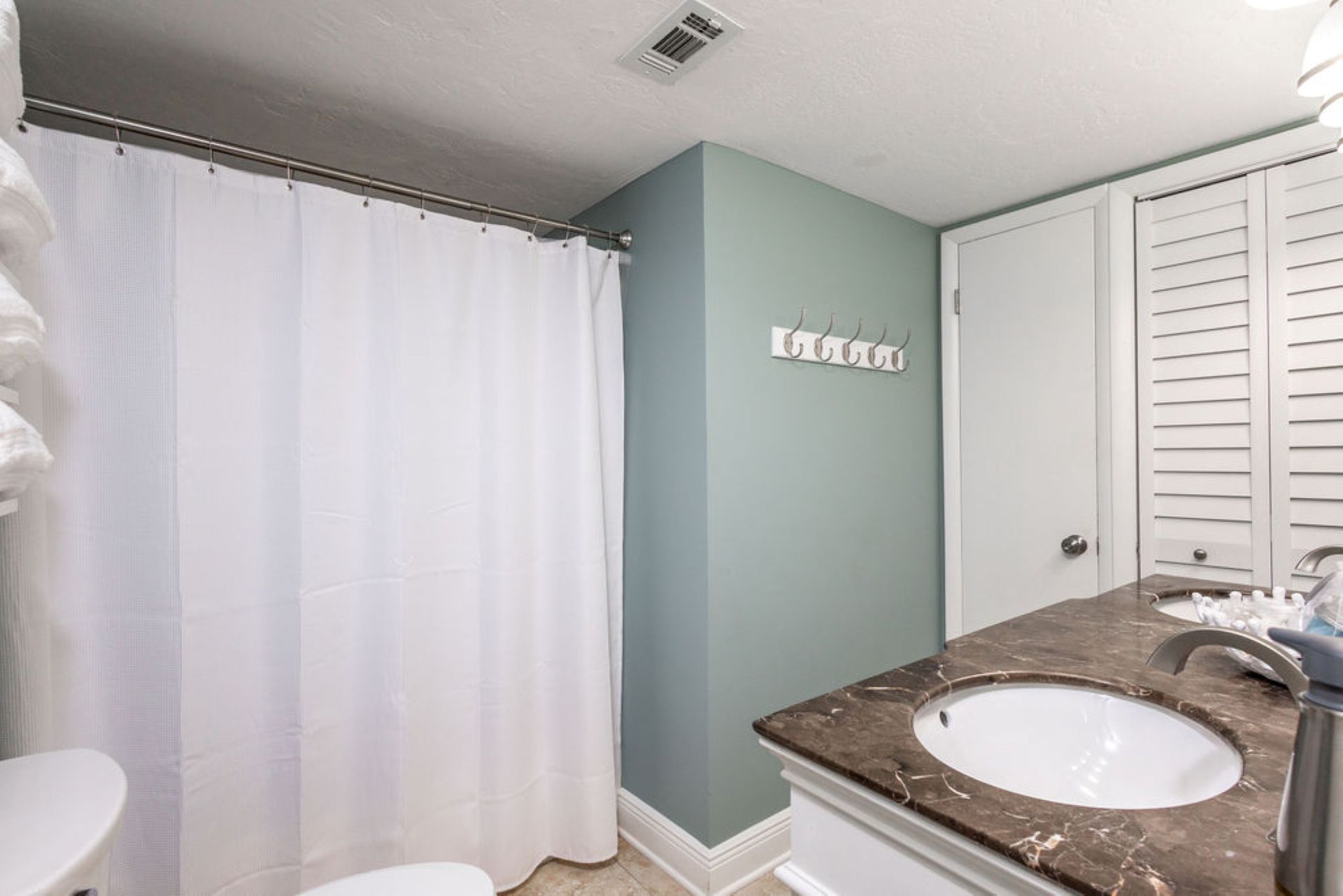 Ensuite full bathroom