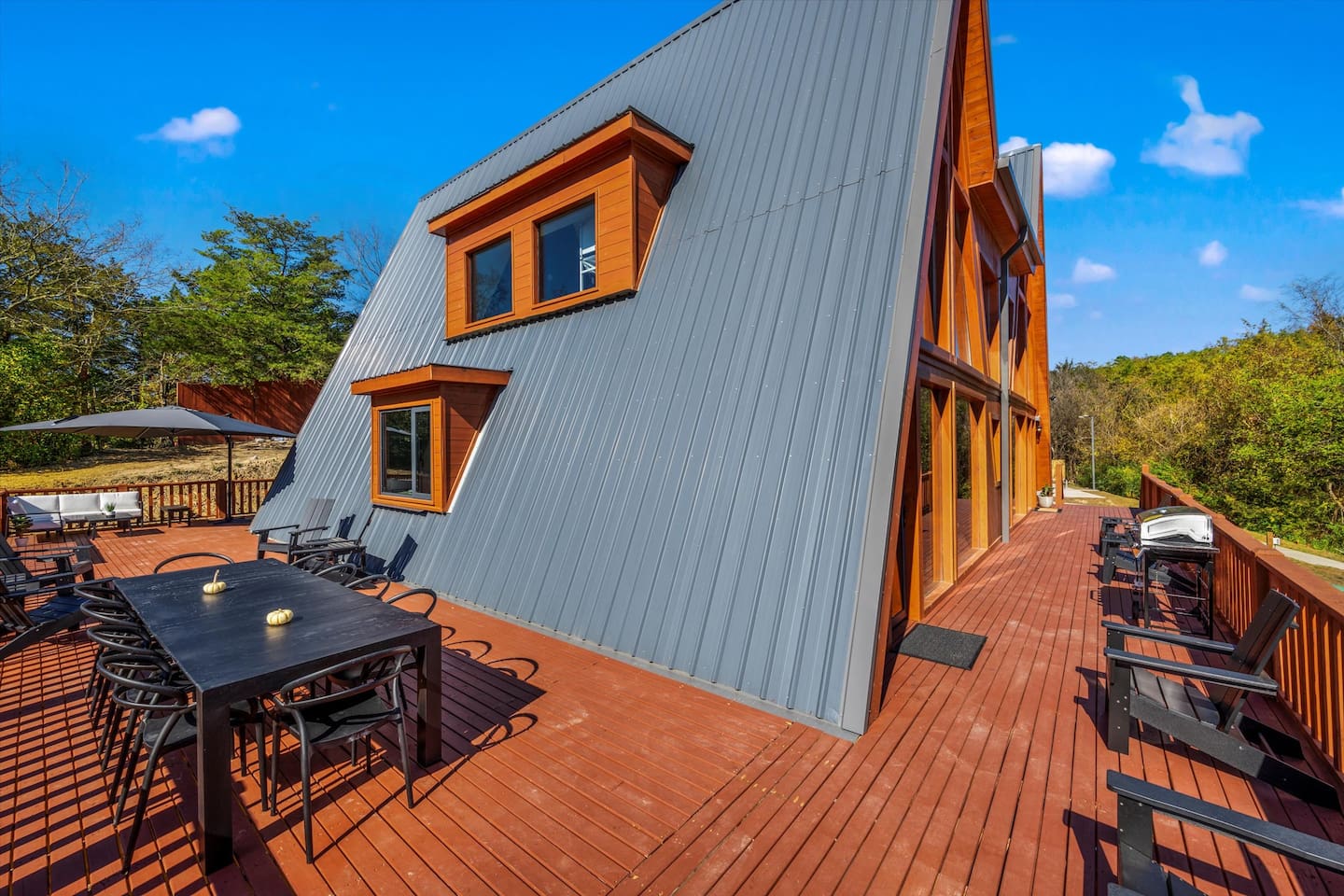 Escape the city. Cozy up in this starlit cabin with panoramic views.